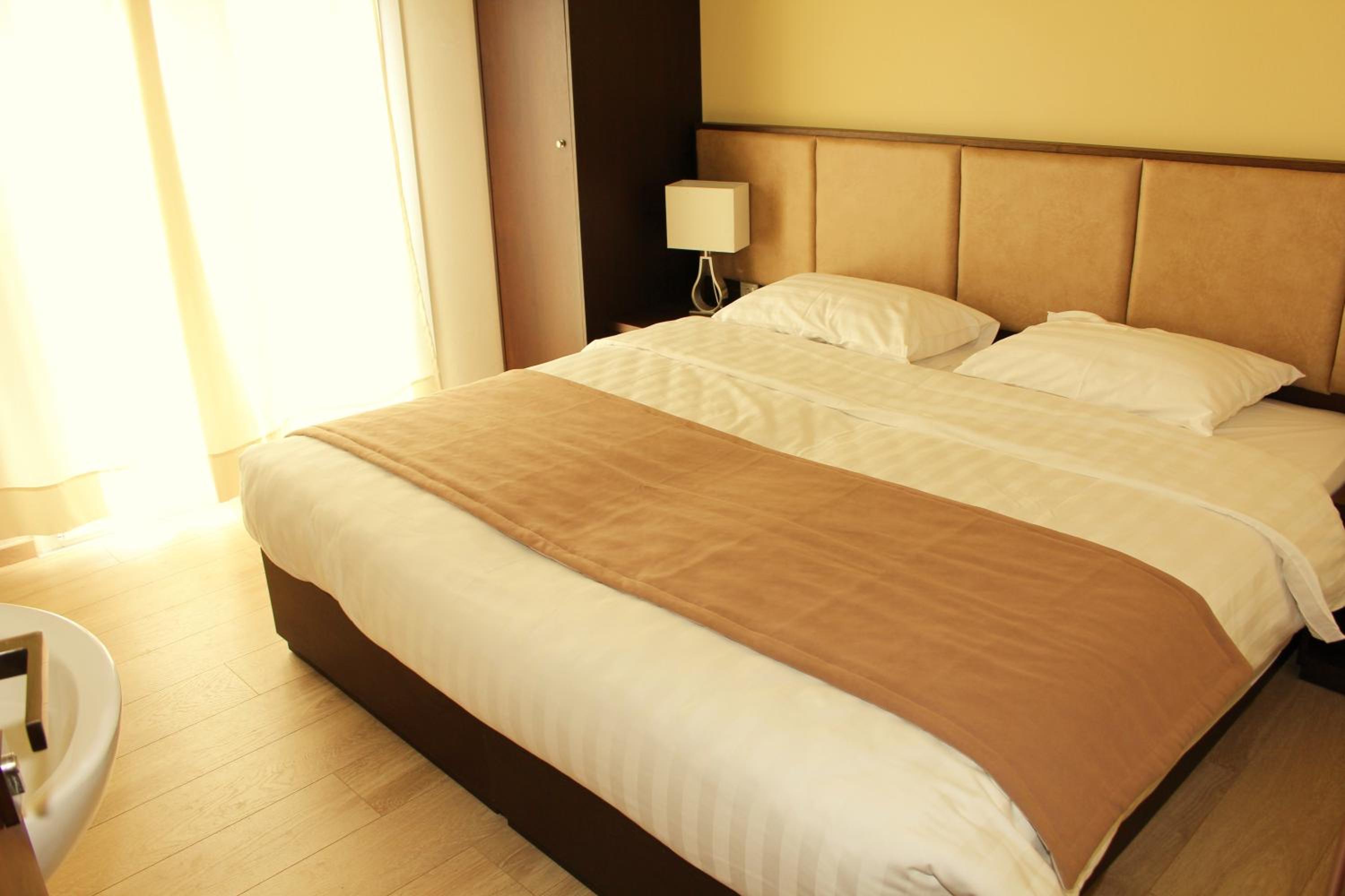 Standard Double or Twin Room - Photo 9
