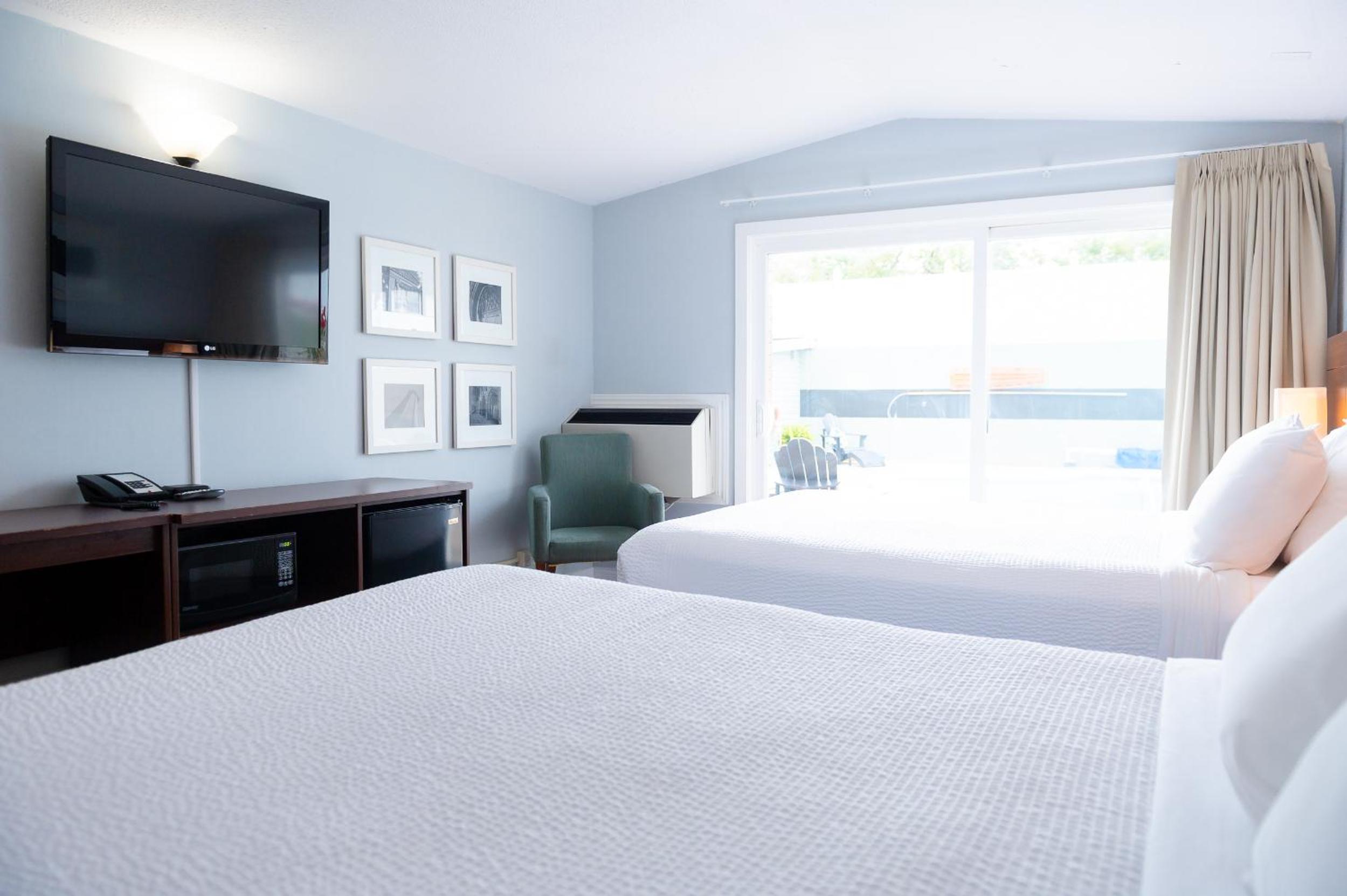 Standard Queen Room with Two Queen Beds - Photo 4