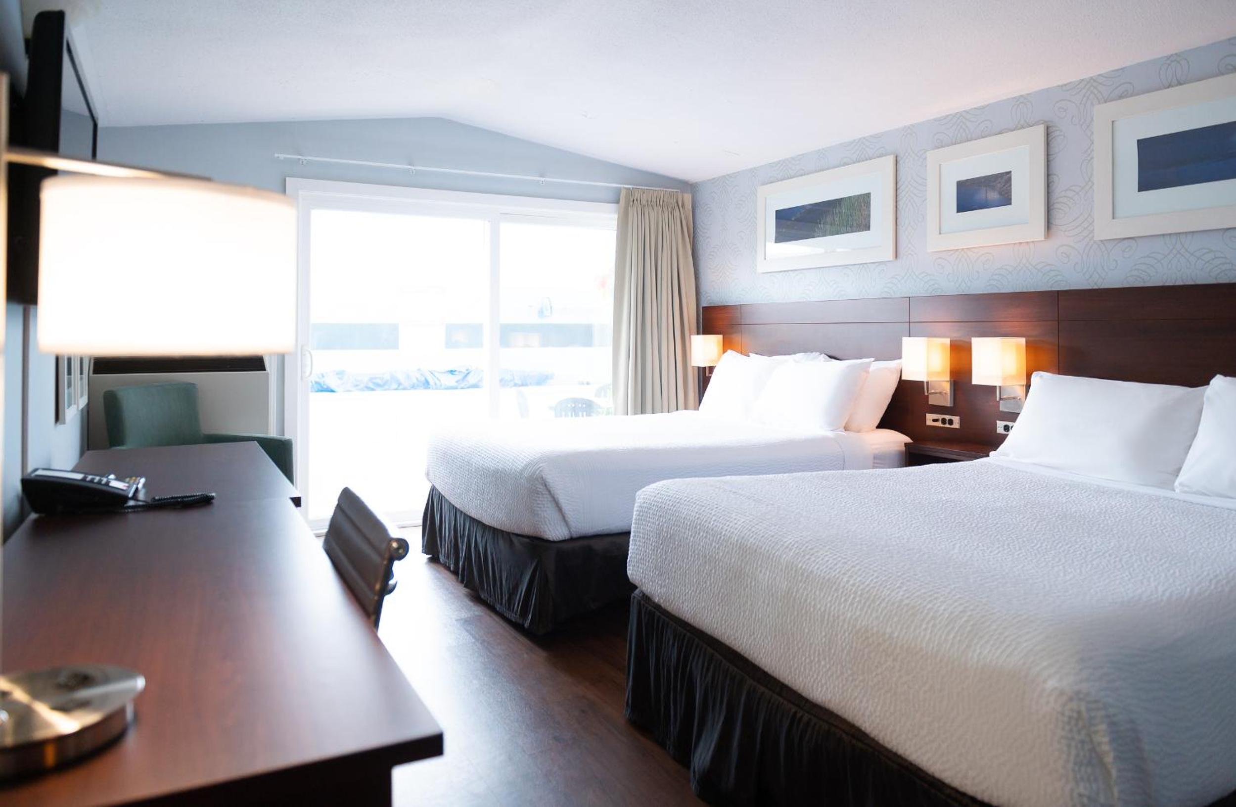 Standard Queen Room with Two Queen Beds - Photo 5