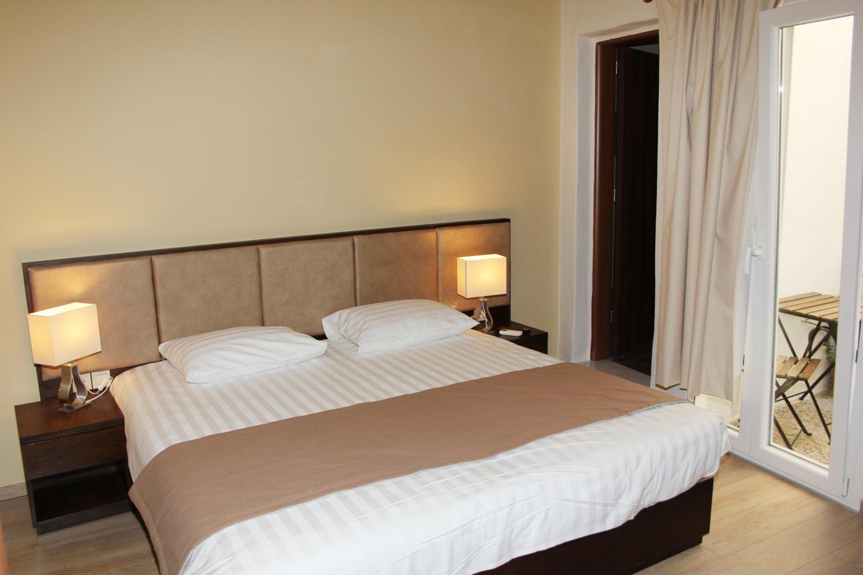 Standard Double or Twin Room - Photo 8