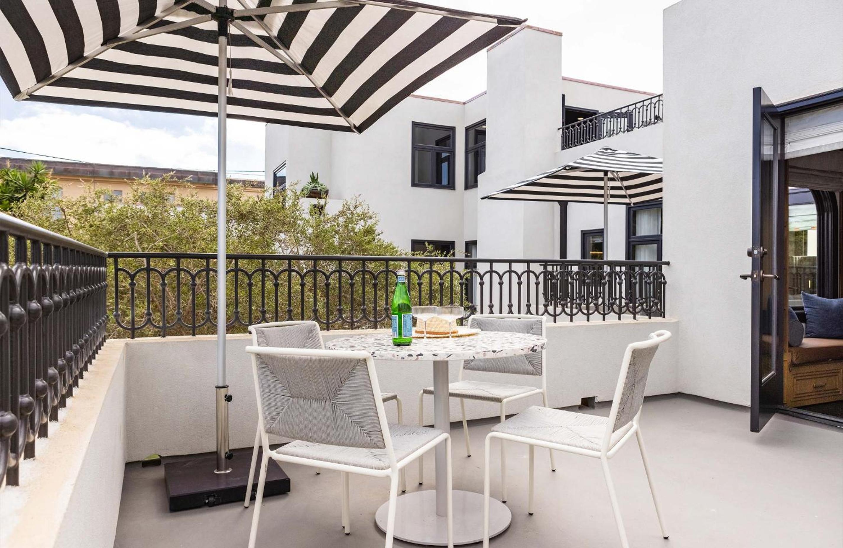 Quadruple Room with Balcony - Photo 9