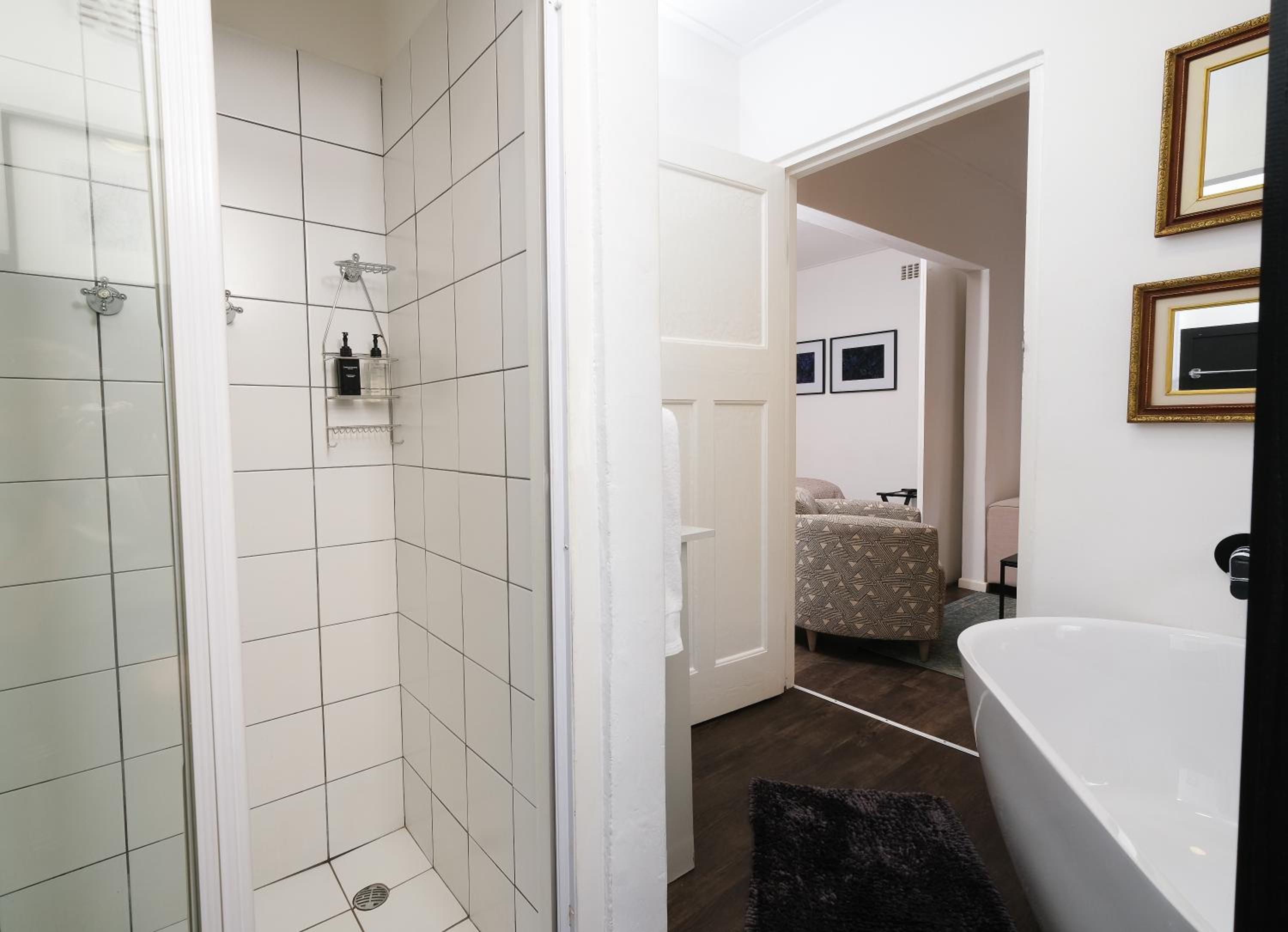 Deluxe Family Suite - Photo 10