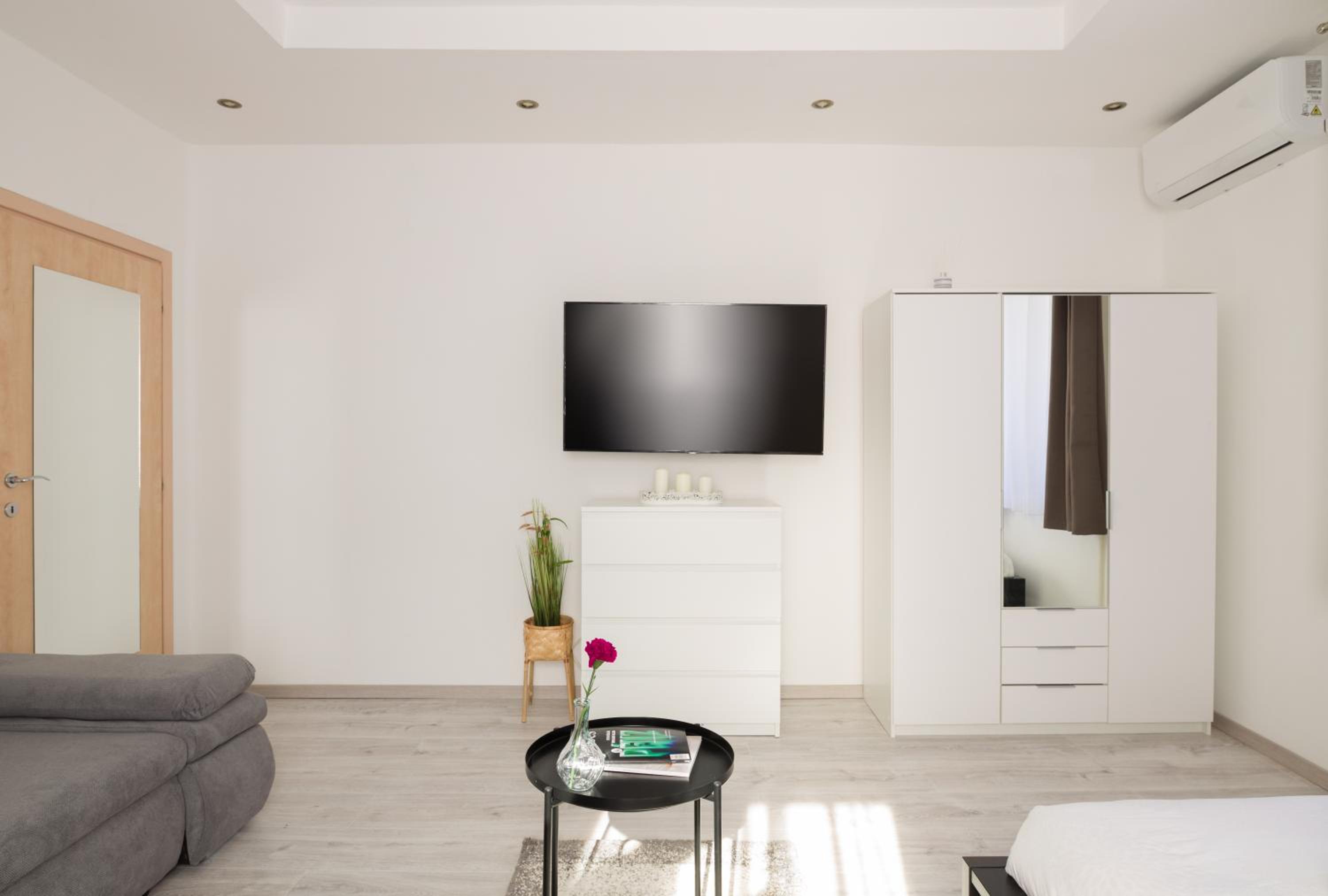 One-Bedroom Apartment - Photo 17