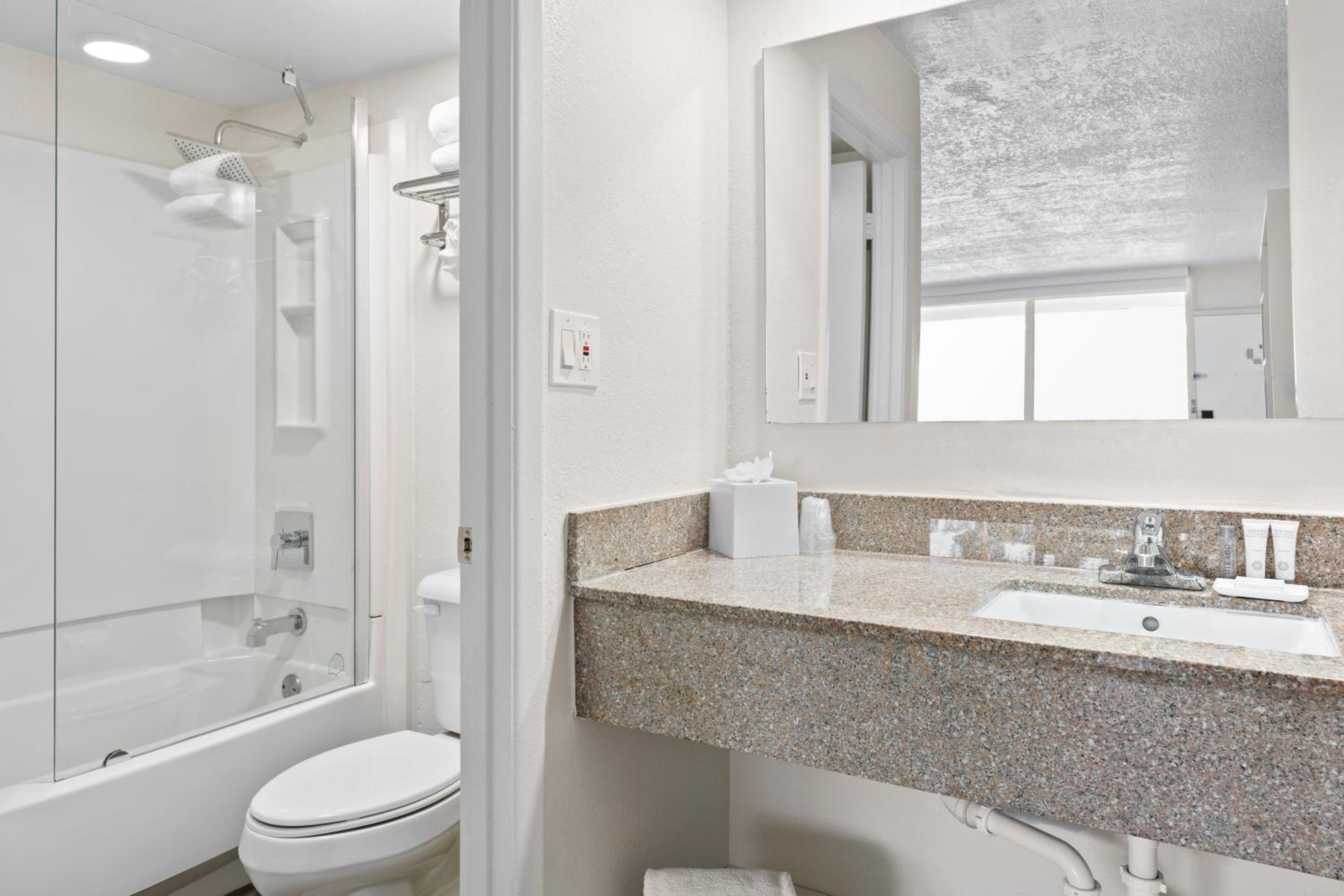 King Room with City View - Non-Smoking - Photo 4