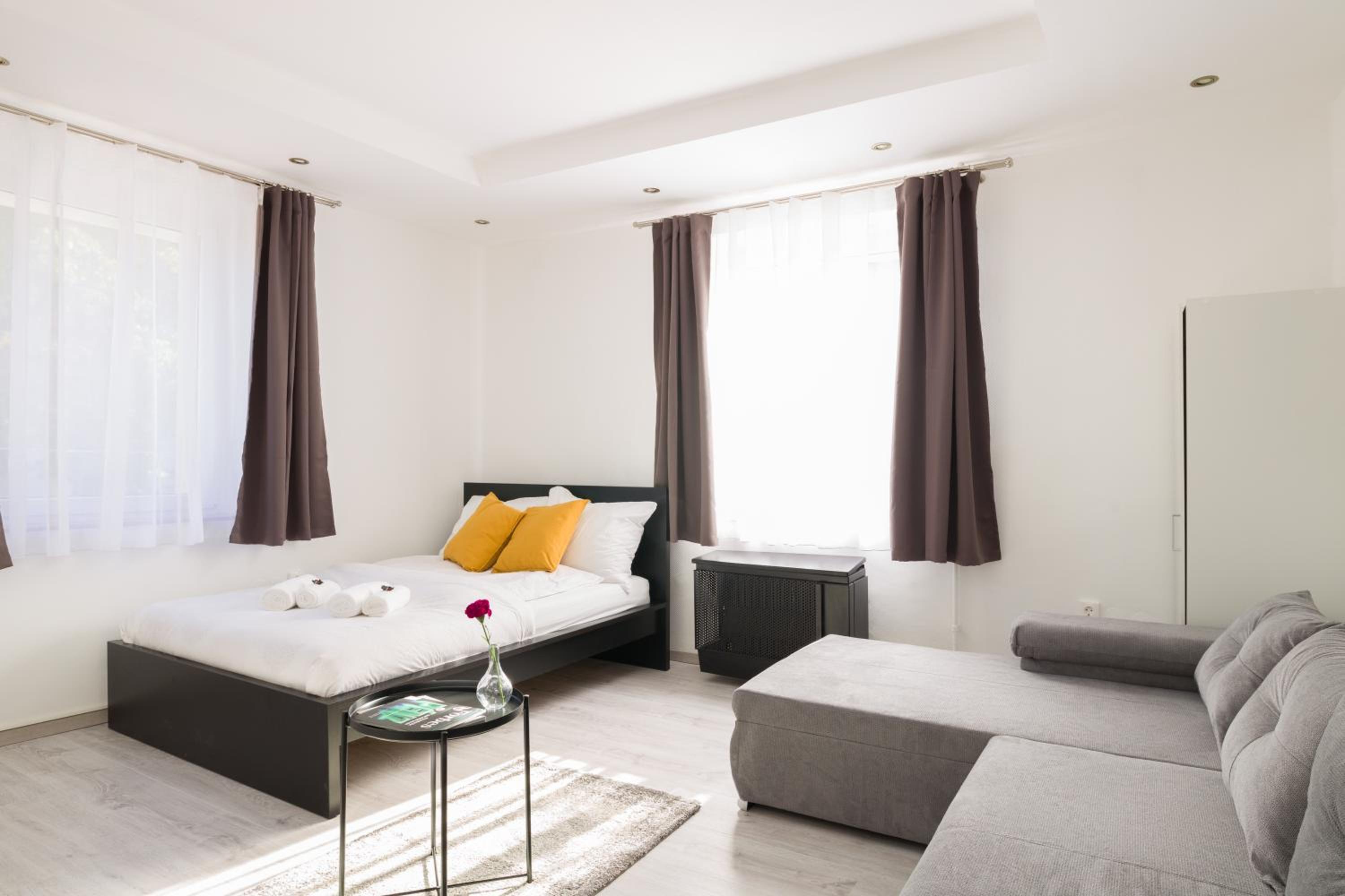 One-Bedroom Apartment - Photo 3
