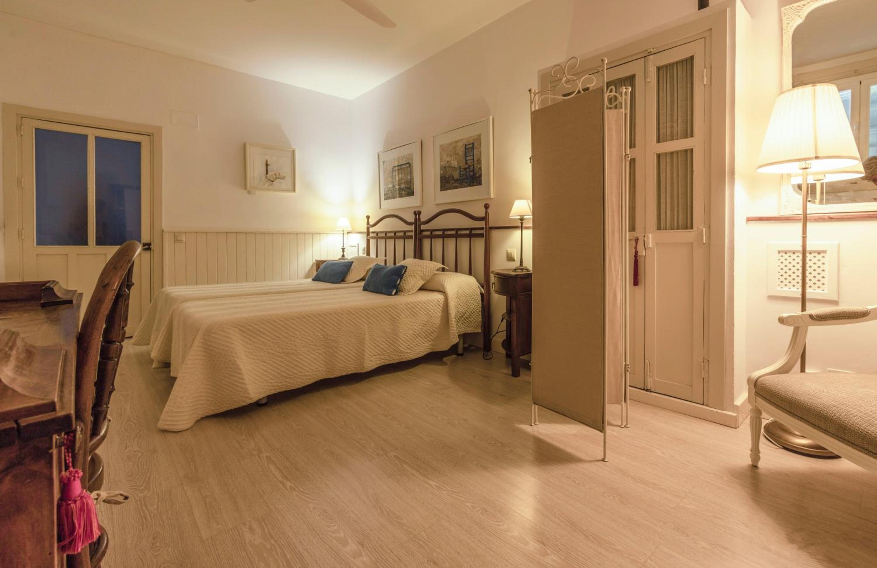 Standard Double Room - Photo 12