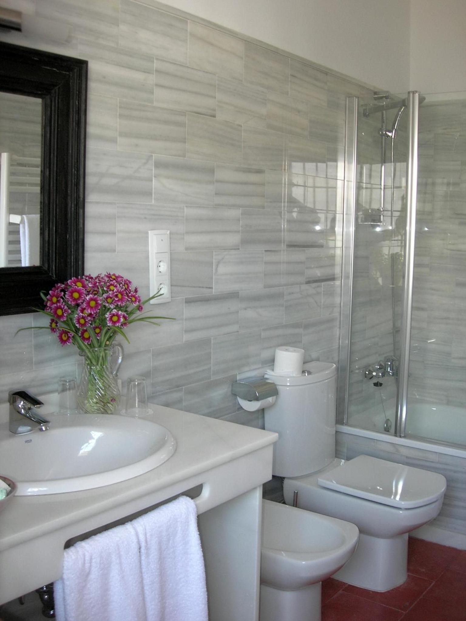 Classic Double or Twin Room - Photo 10