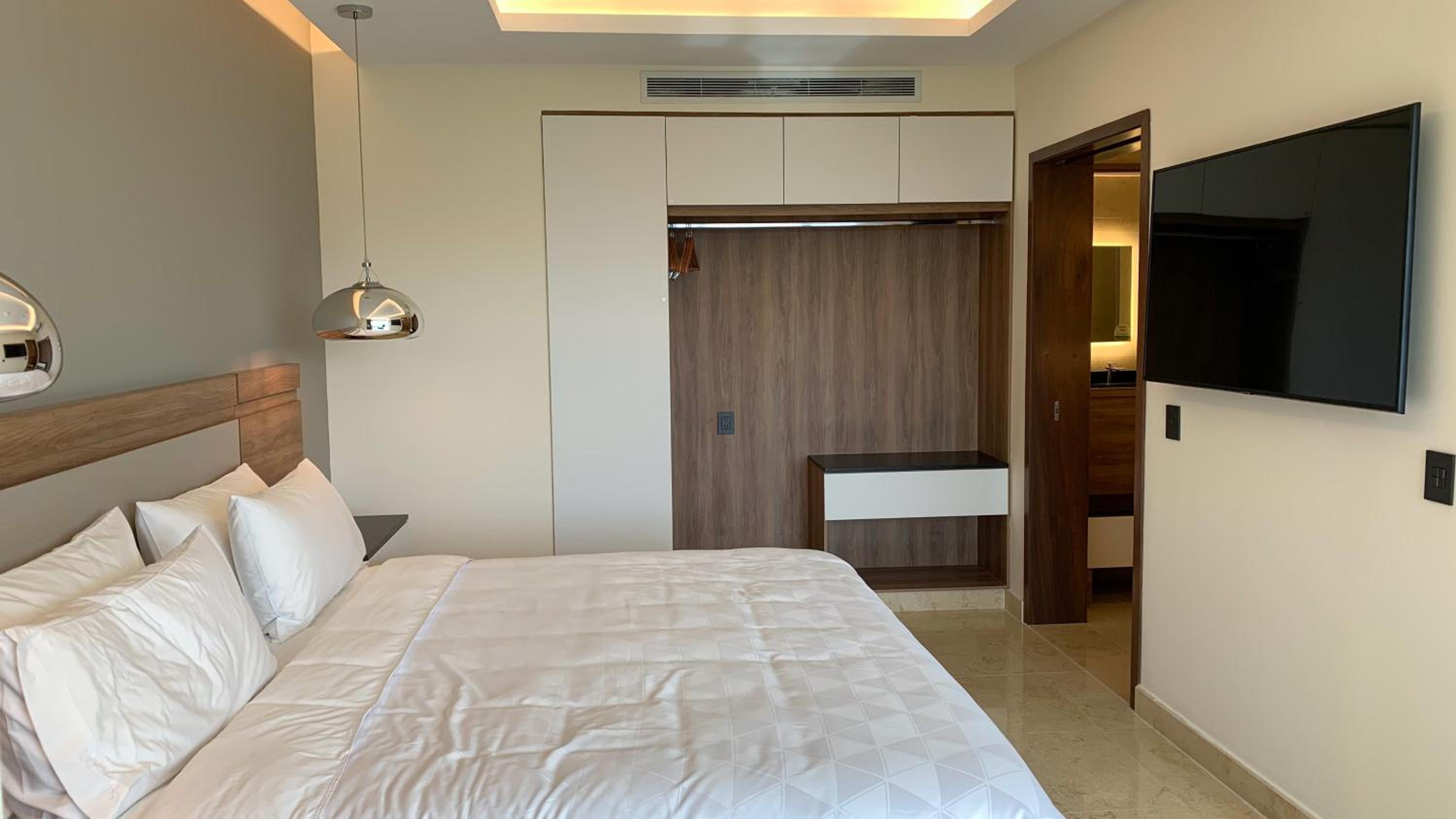King Suite with City View - Photo 1