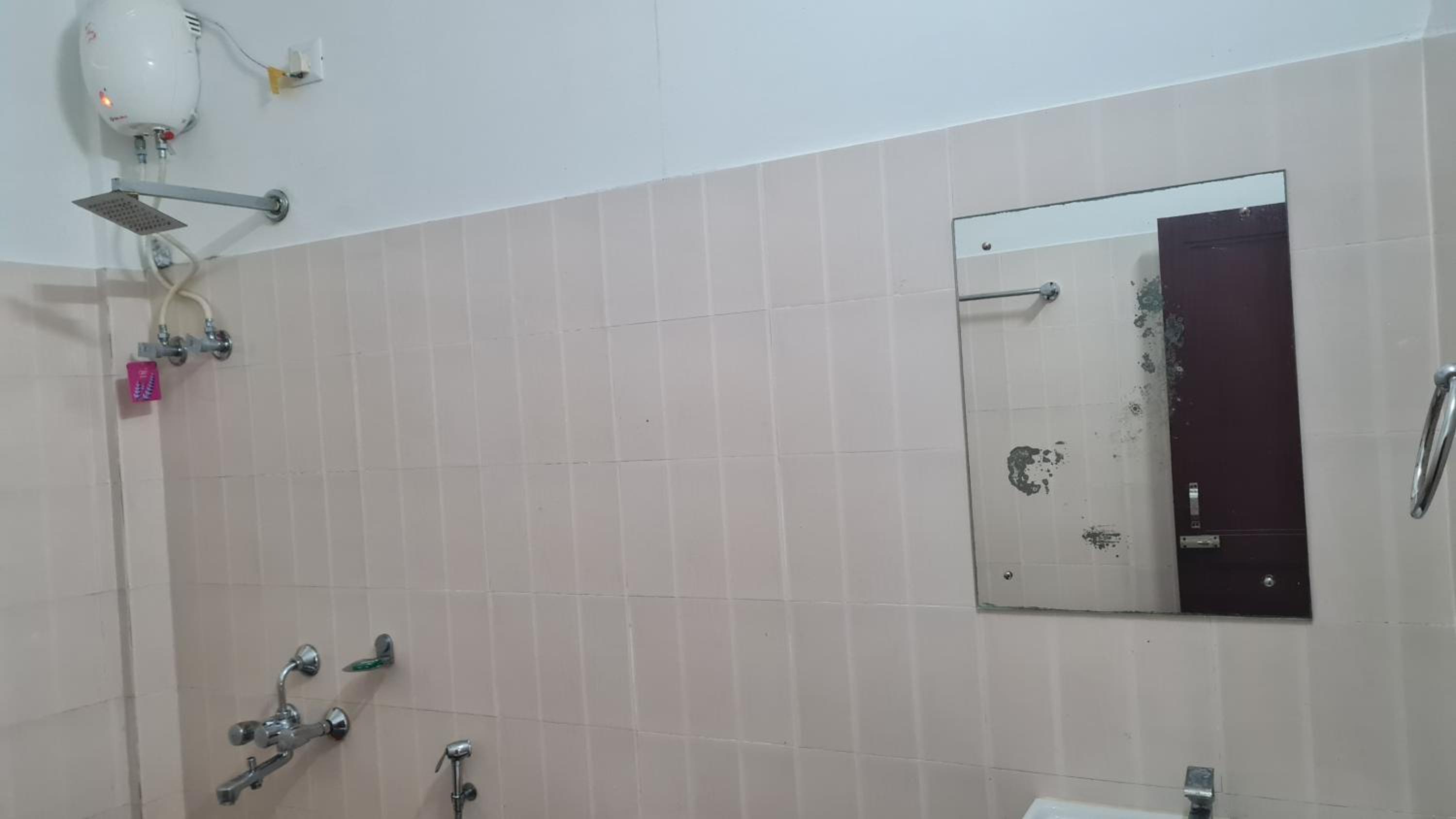 Deluxe Room (2 Adults + 1 Child) - Photo 9