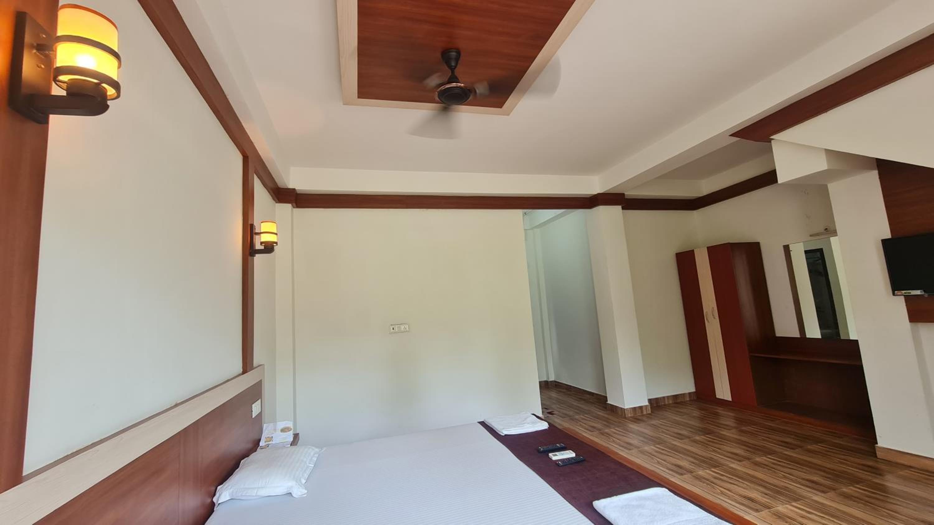 Deluxe Room (2 Adults + 1 Child) - Photo 19