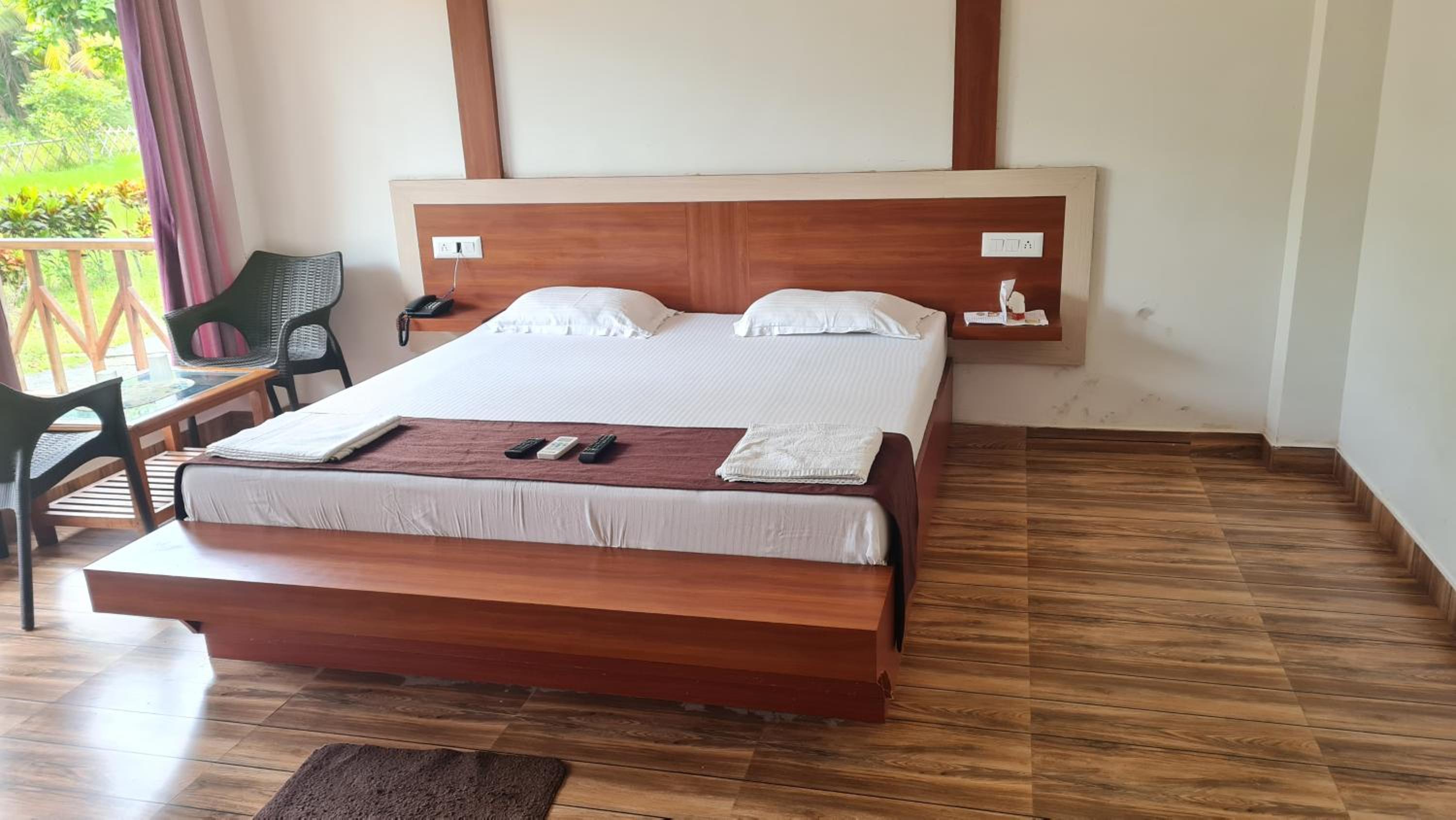 Deluxe Room (2 Adults + 1 Child) - Photo 10