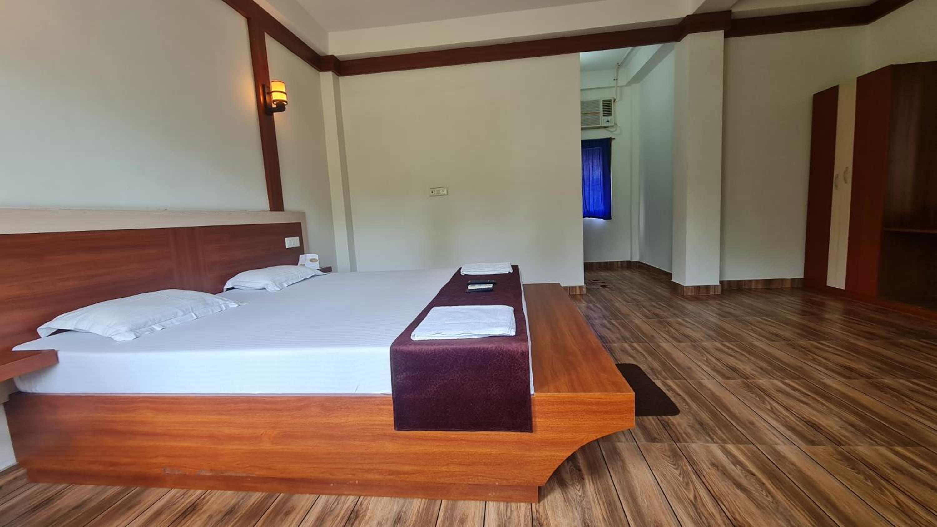 Deluxe Room (2 Adults + 1 Child) - Photo 5