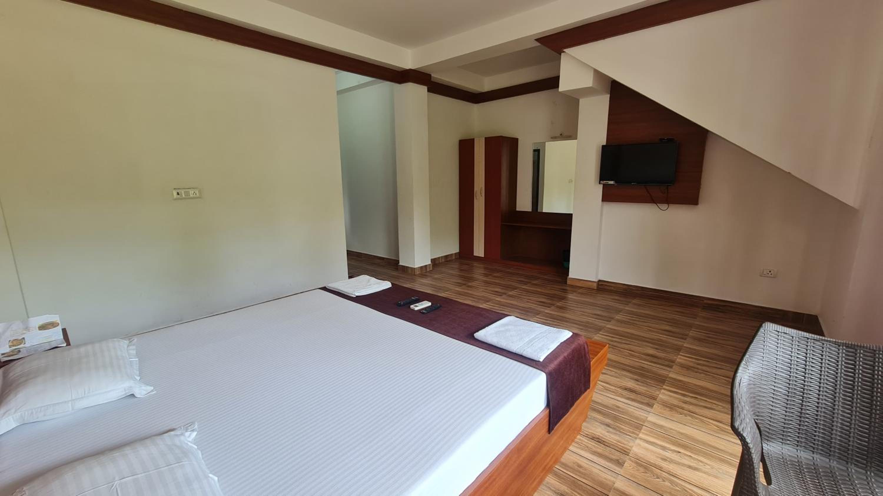 Deluxe Room (2 Adults + 1 Child) - Photo 2