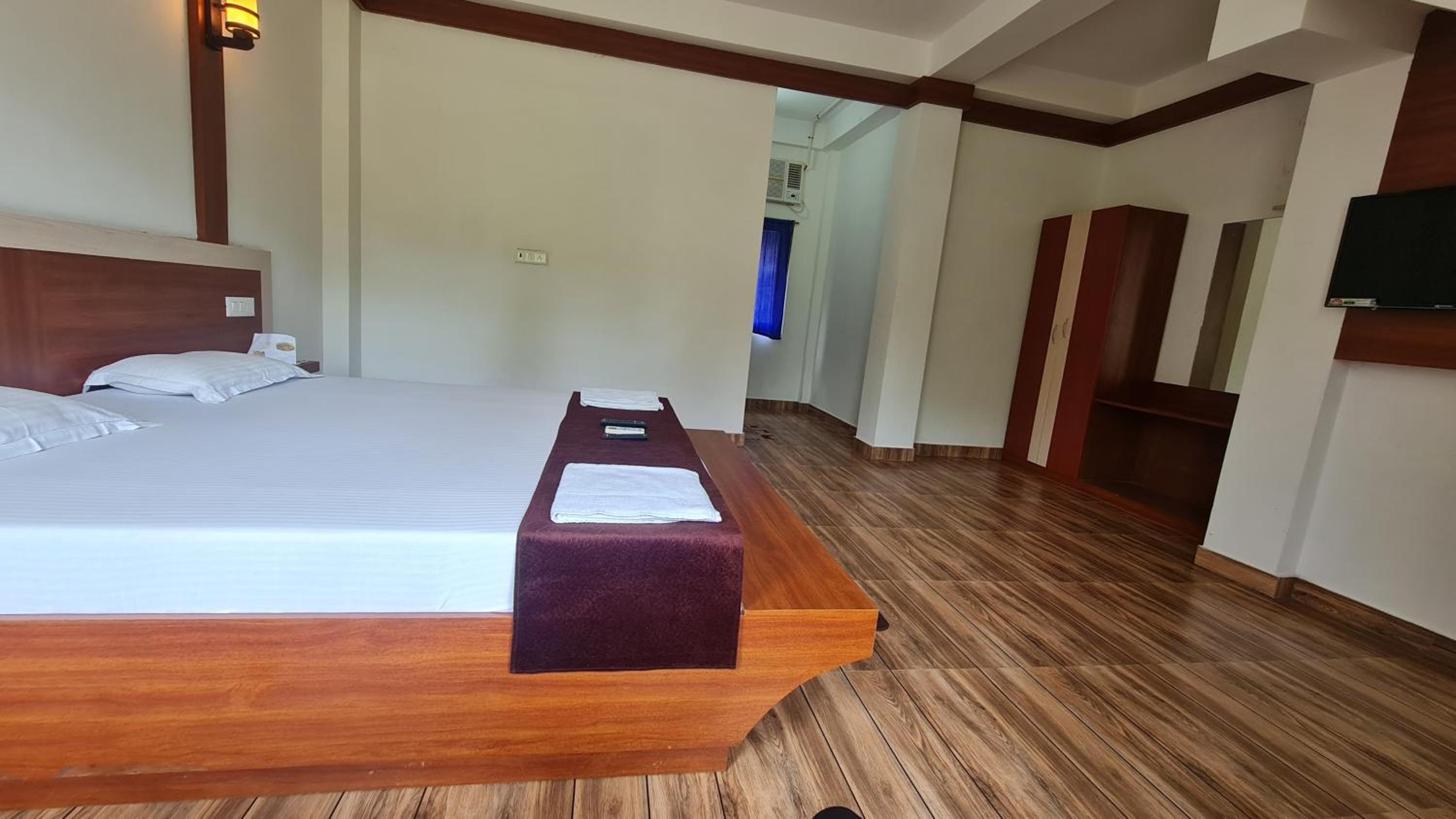 Deluxe Room (2 Adults + 1 Child) - Photo 4