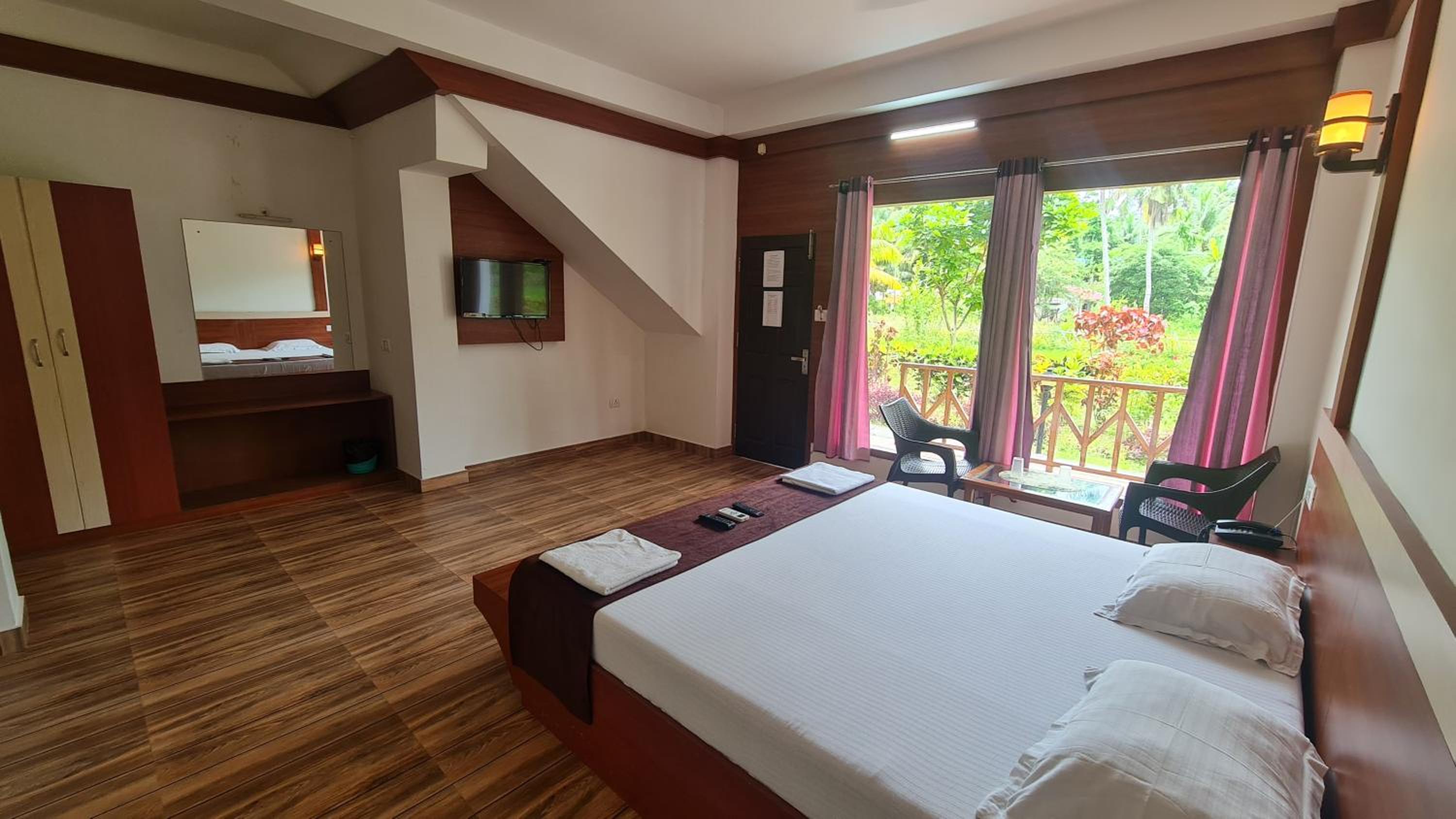 Deluxe Room (2 Adults + 1 Child) - Photo 6