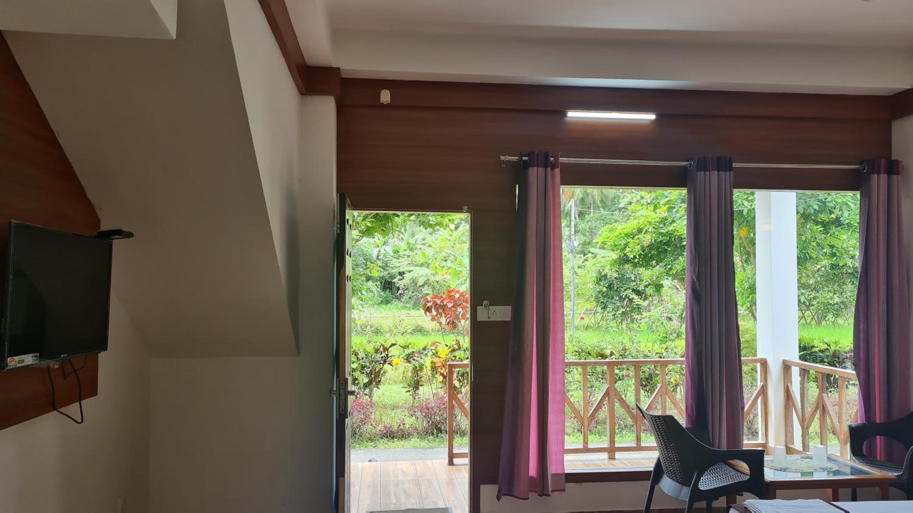 Deluxe Room (2 Adults + 1 Child) - Photo 3