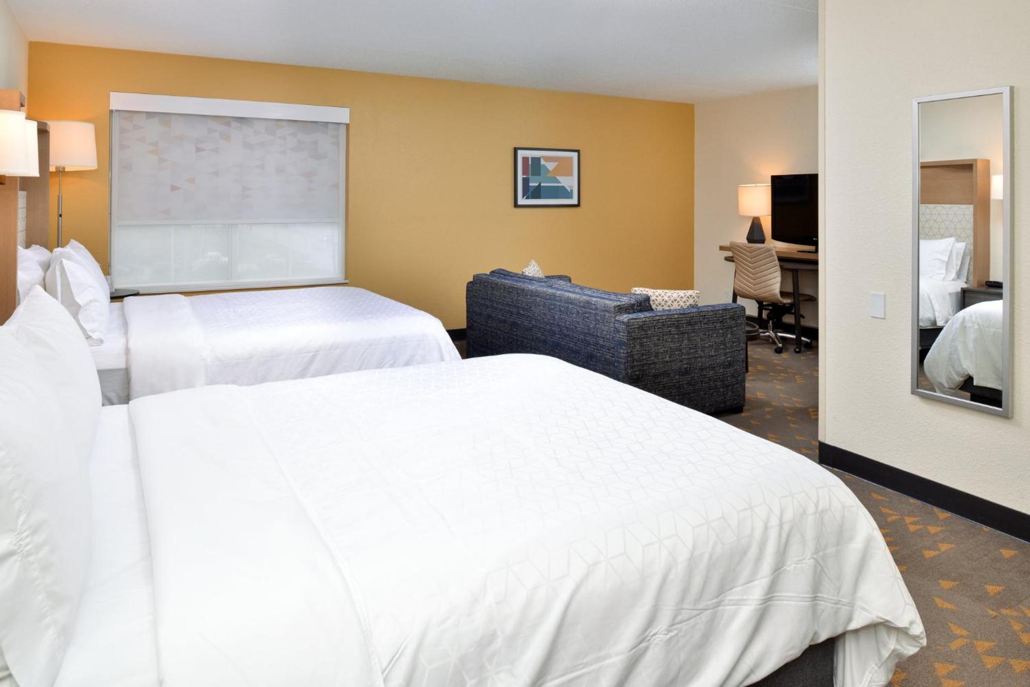 Queen Suite with Sofa Bed - Photo 2