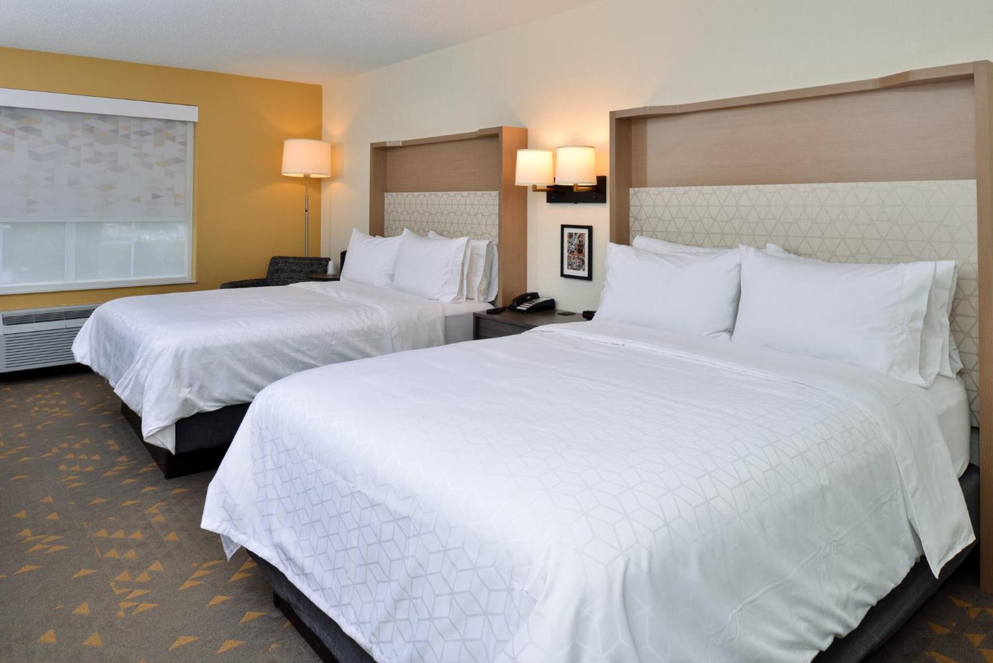 Standard Queen Room with Two Queen Beds - Photo 2