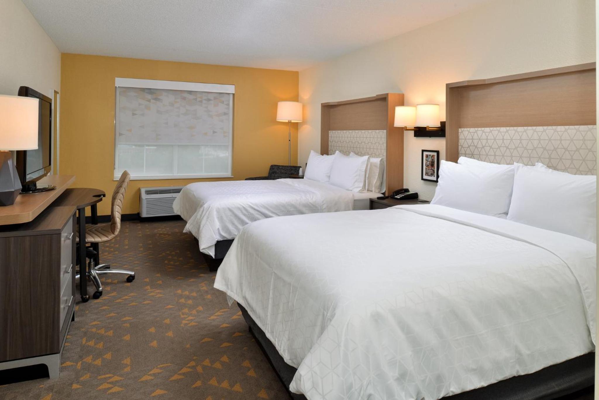 Standard Queen Room with Two Queen Beds - Photo 4