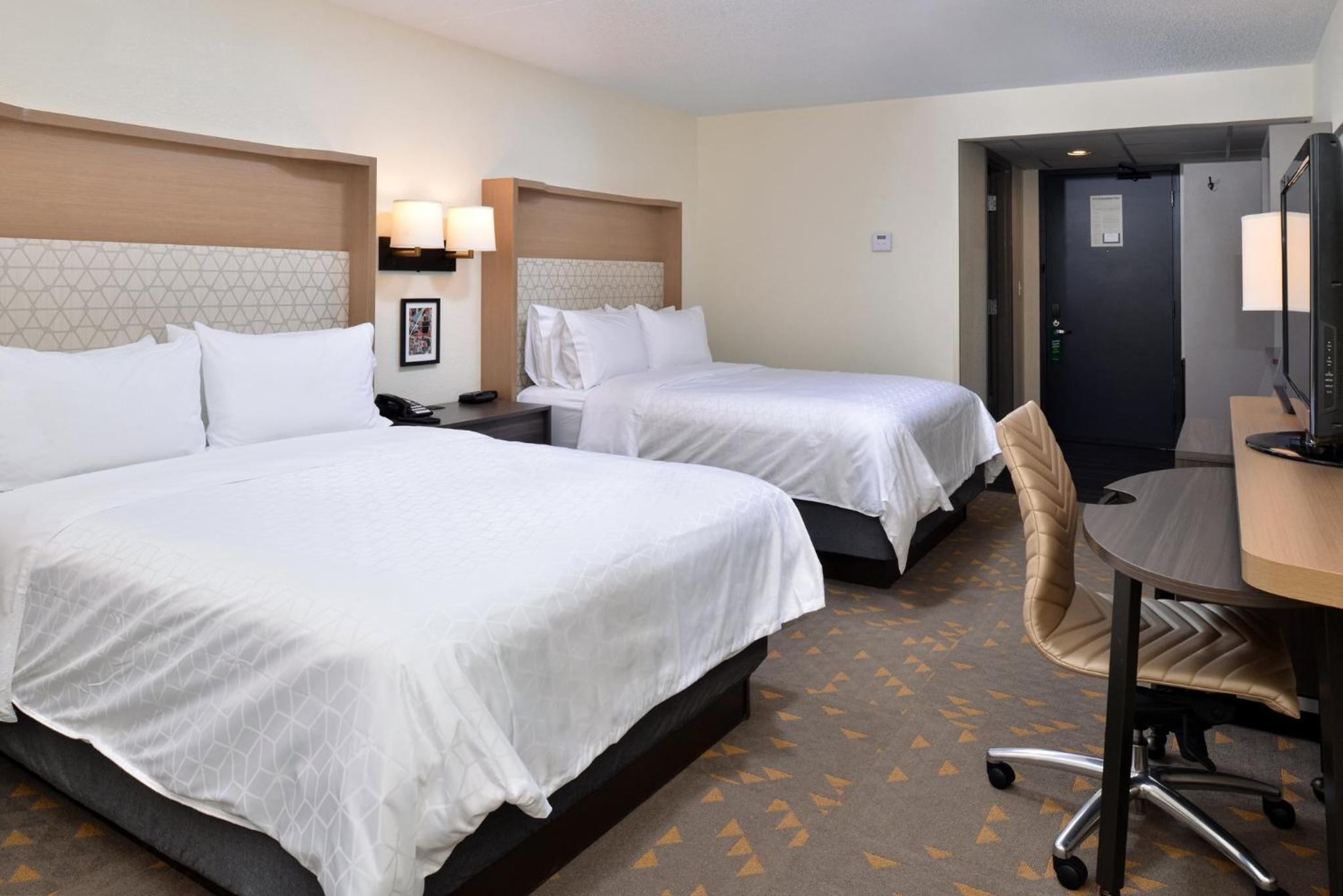 Standard Queen Room with Two Queen Beds - Photo 5