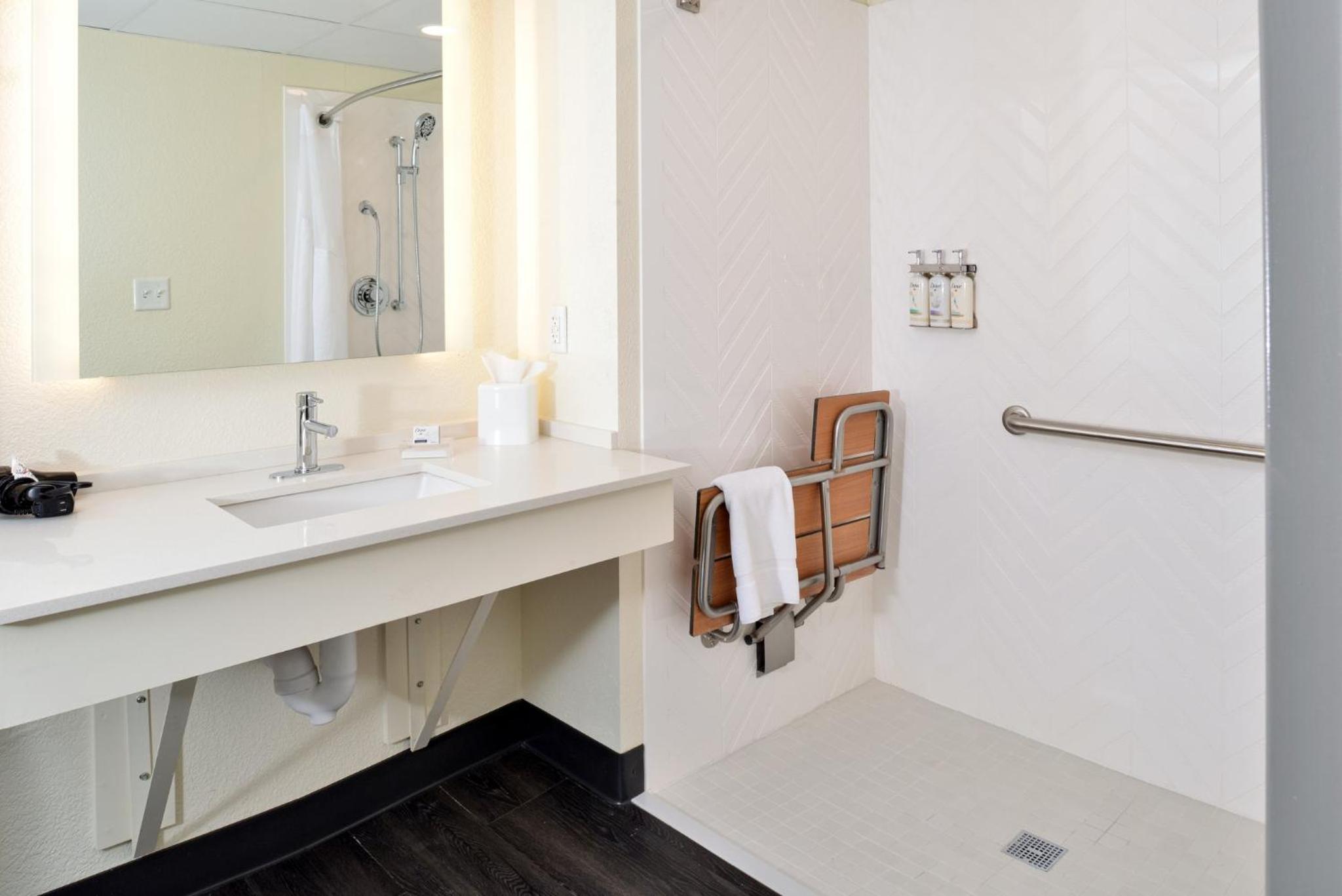 King Room with Roll-In Shower - Disability Access - Photo 2