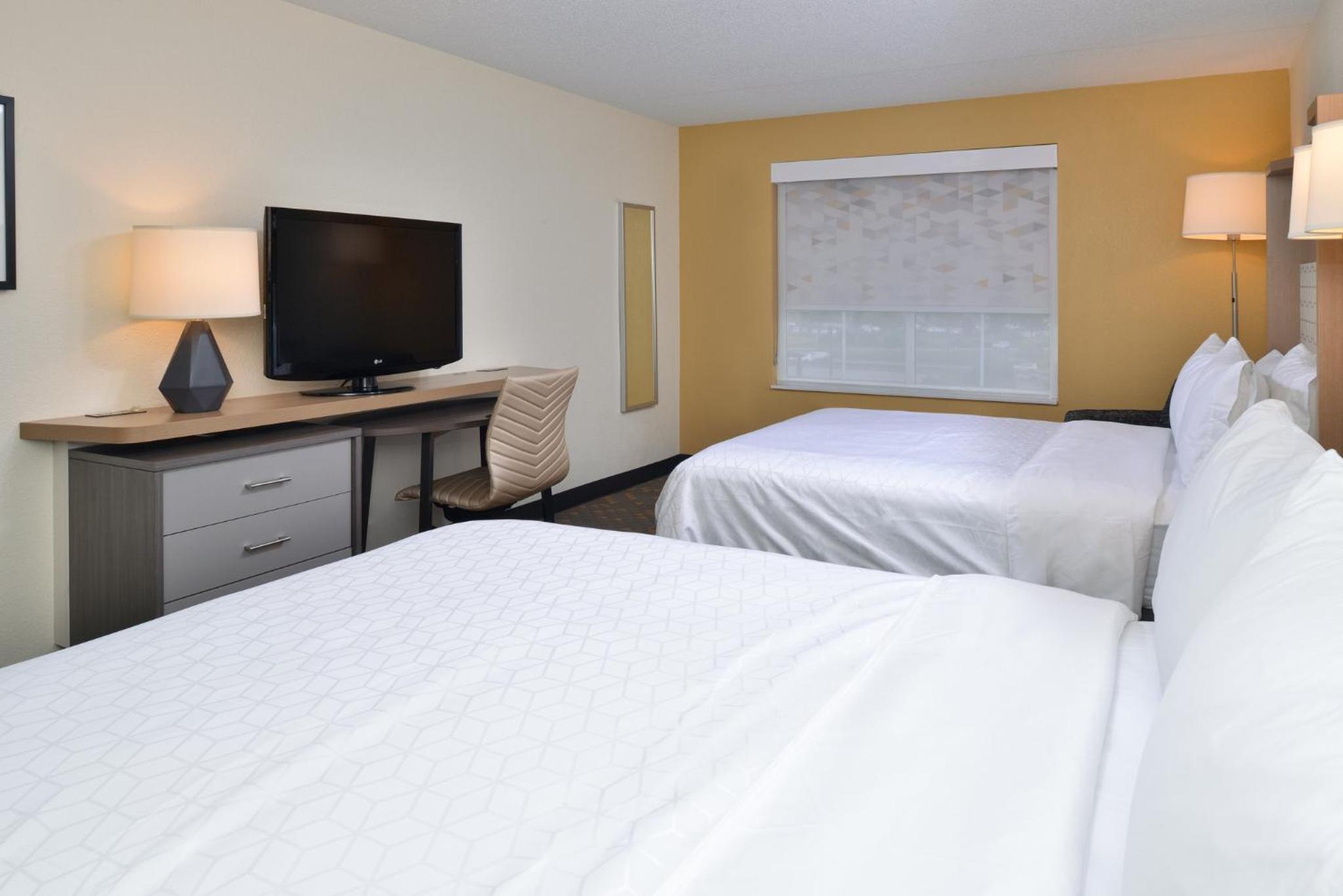 Standard Queen Room with Two Queen Beds - Photo 6