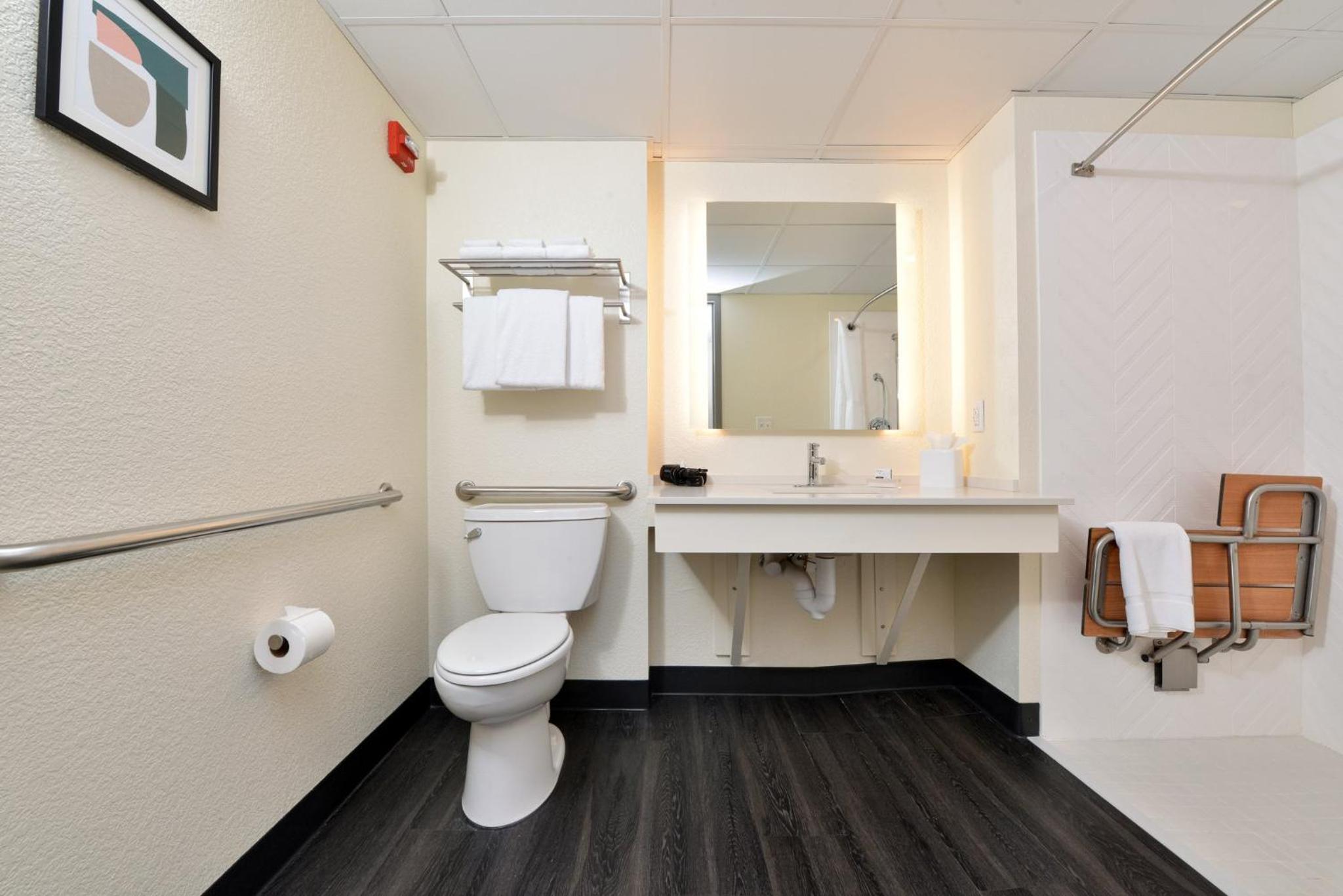 King Room with Roll-In Shower - Disability Access - Photo 7