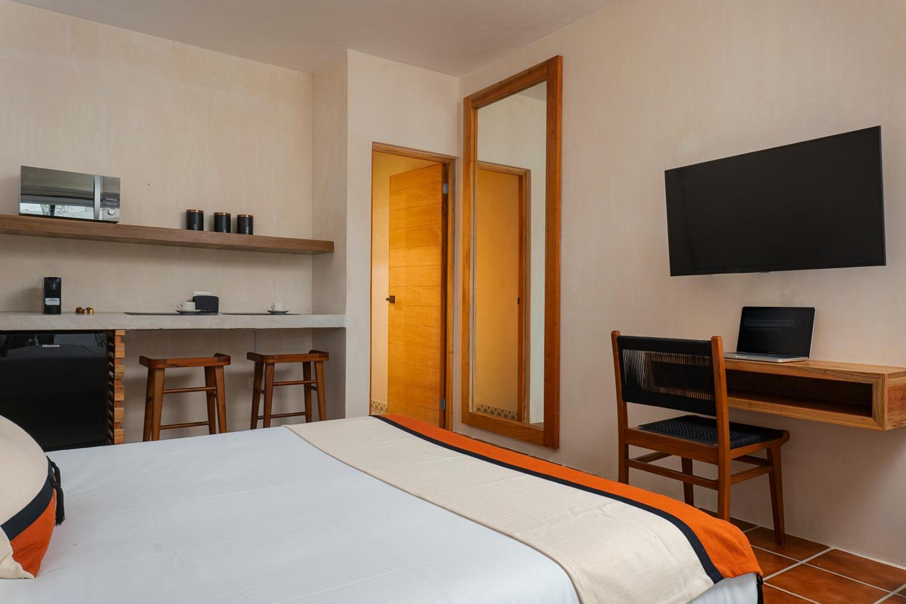 Double Room with Balcony - Photo 6