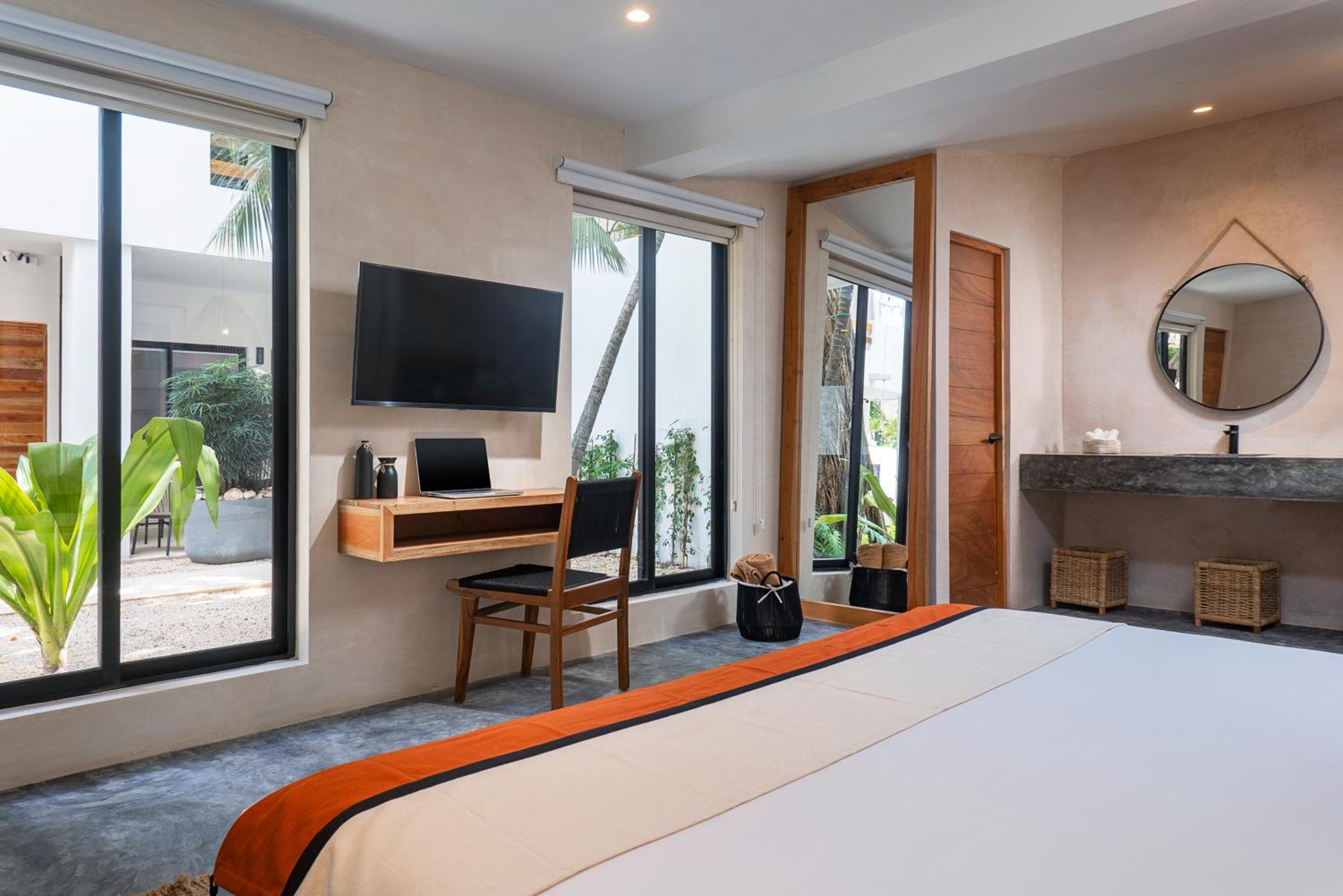 Deluxe King Room - Photo 10