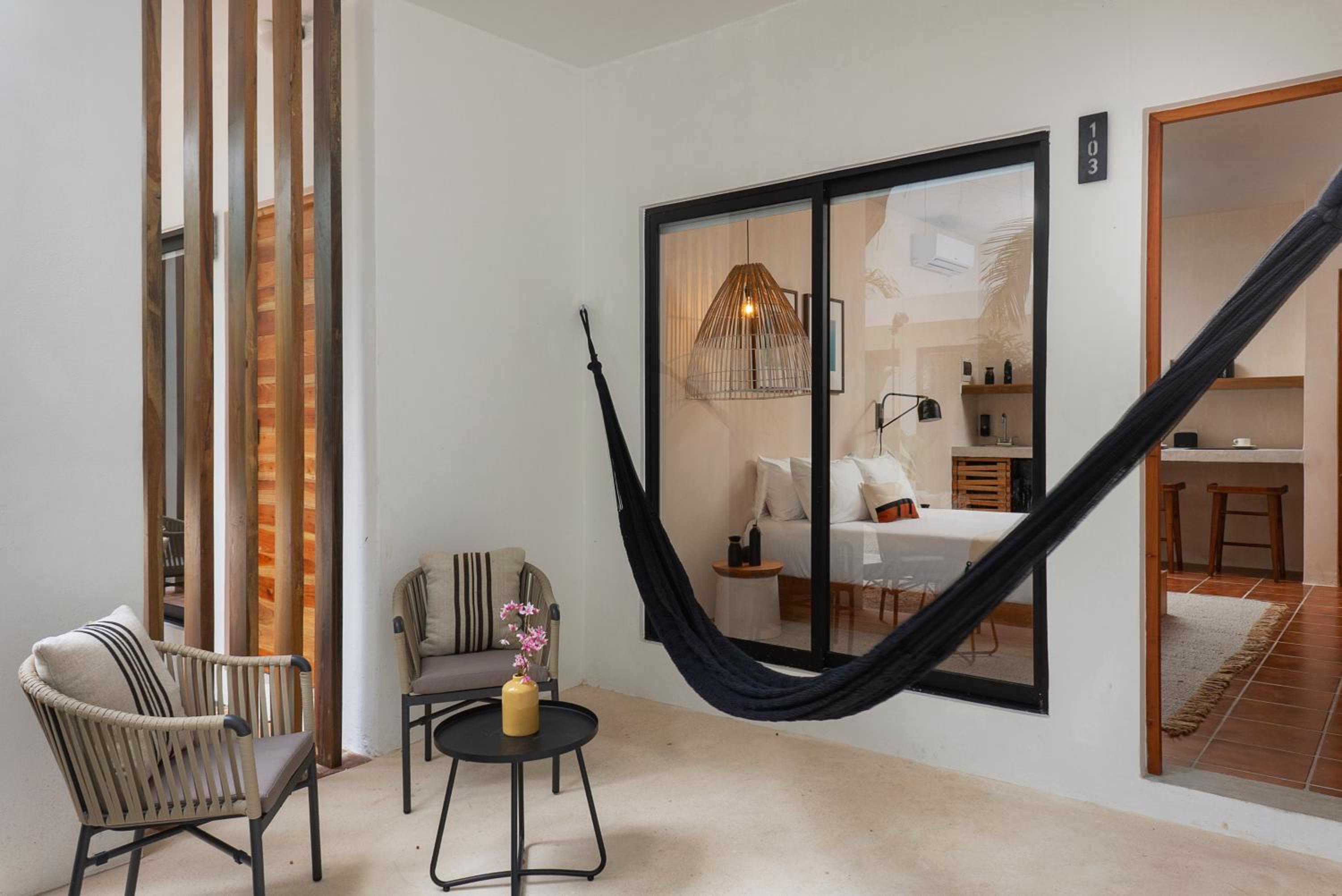 Double Room with Balcony - Photo 11