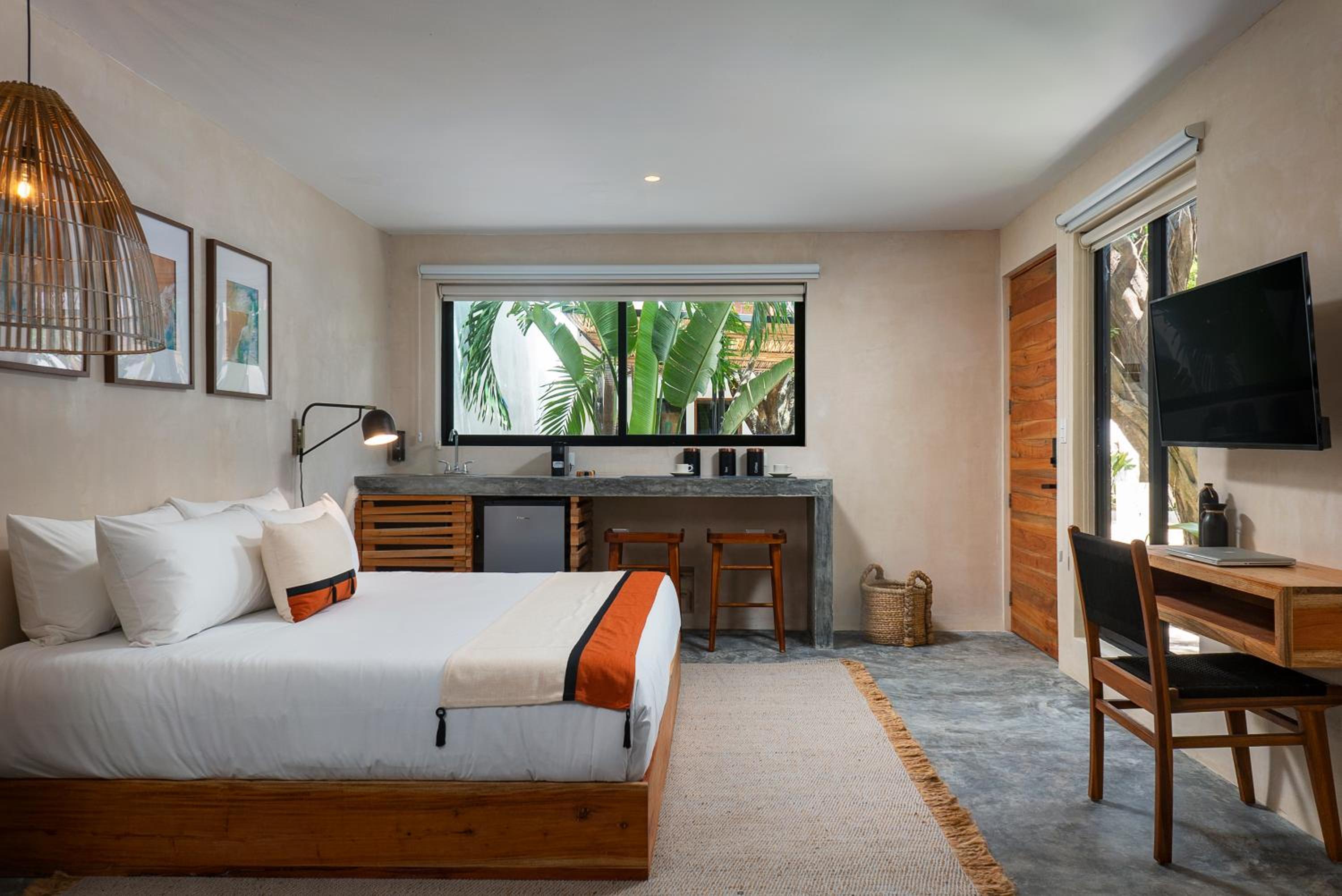 Deluxe King Room - Photo 5