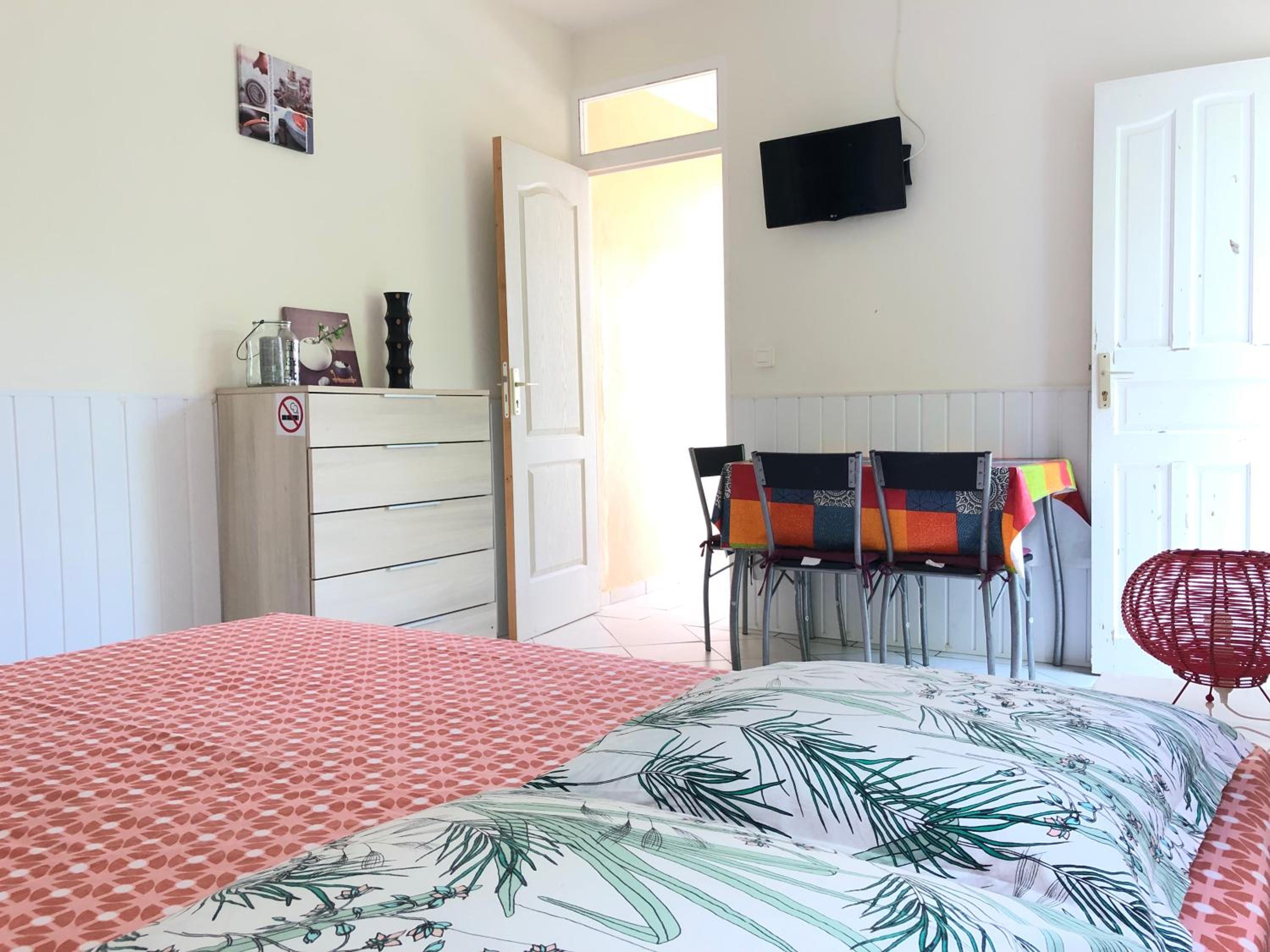One-Bedroom Apartment photo 2