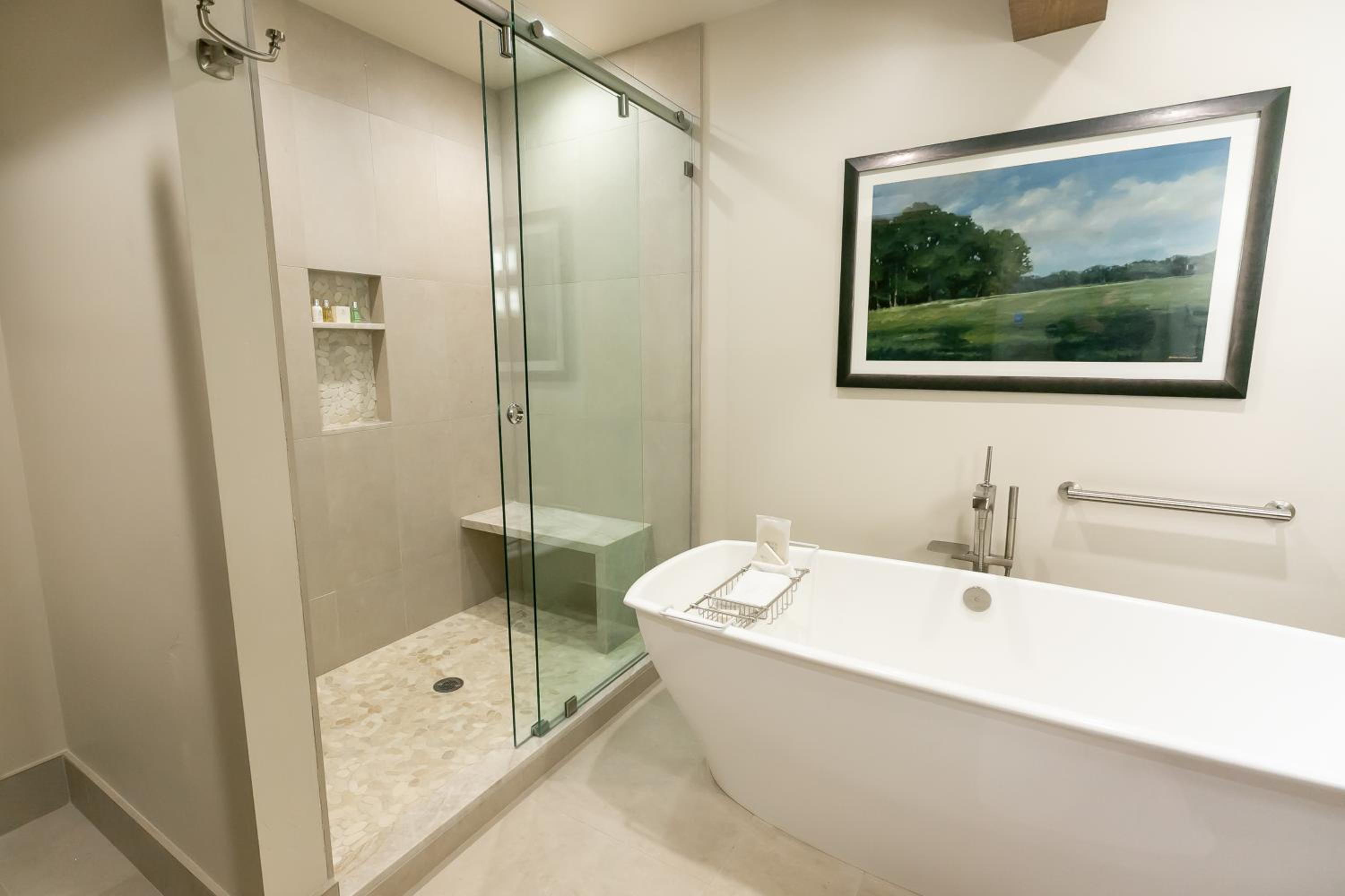 Deluxe King Room with Hot Tub - Photo 4