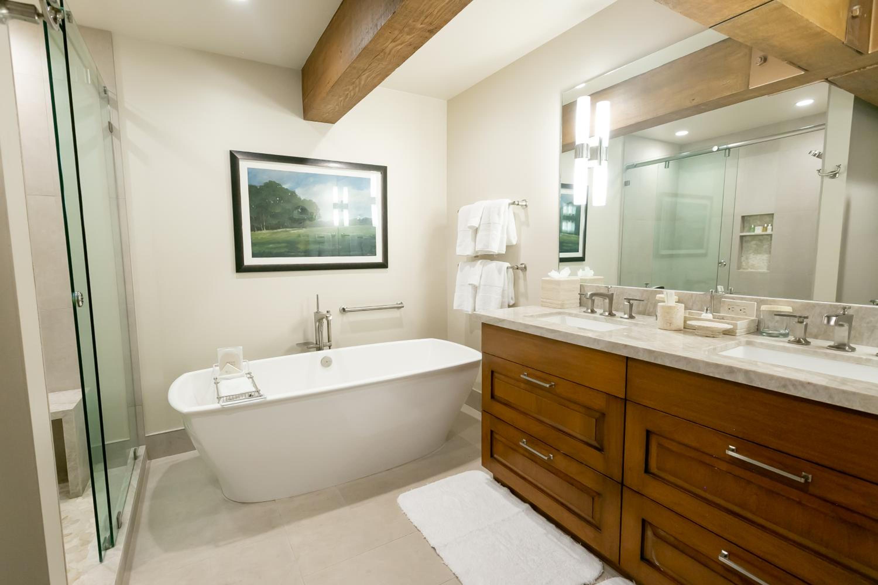 Deluxe King Room with Hot Tub - Photo 3