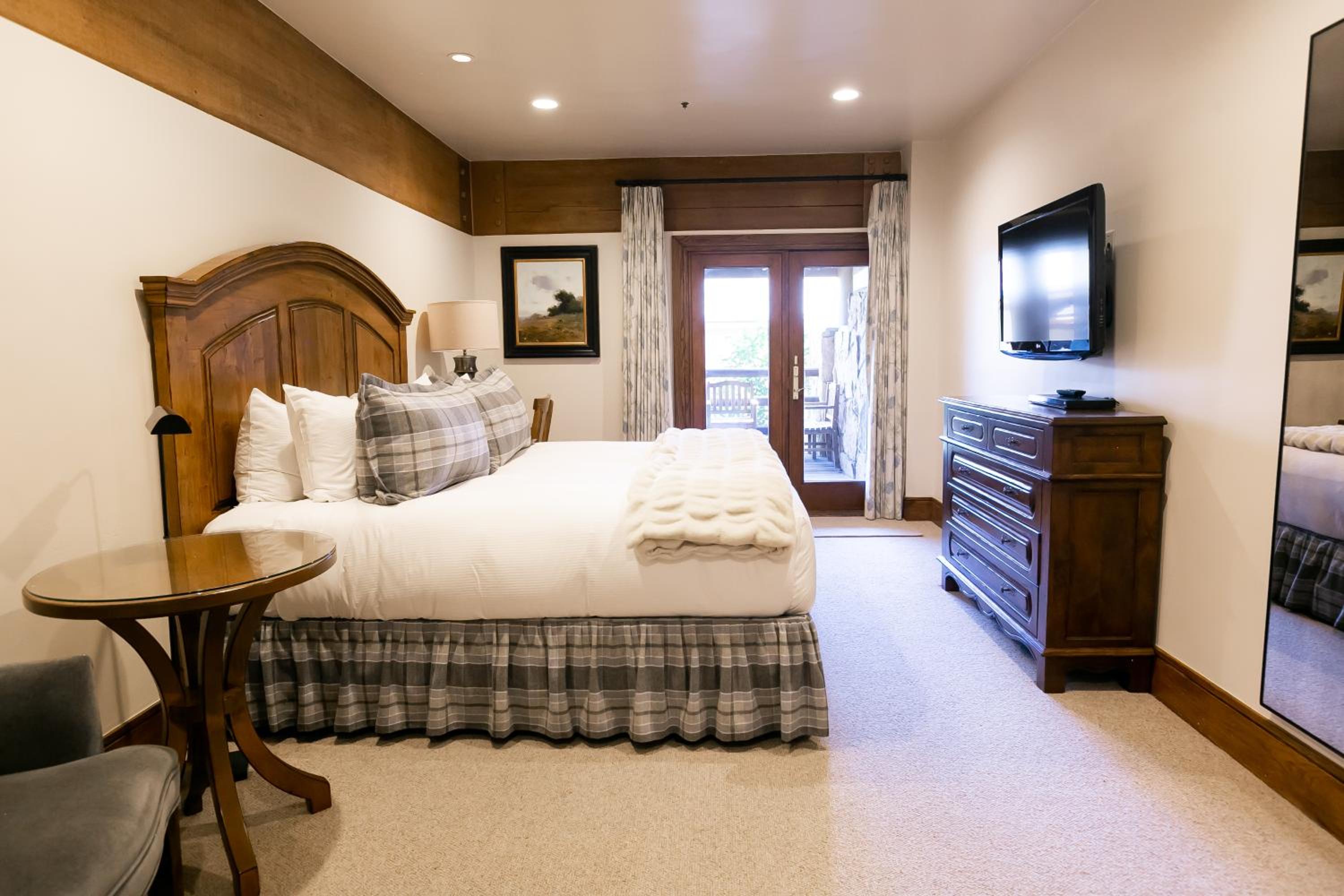 Deluxe King Room with Hot Tub - Photo 2