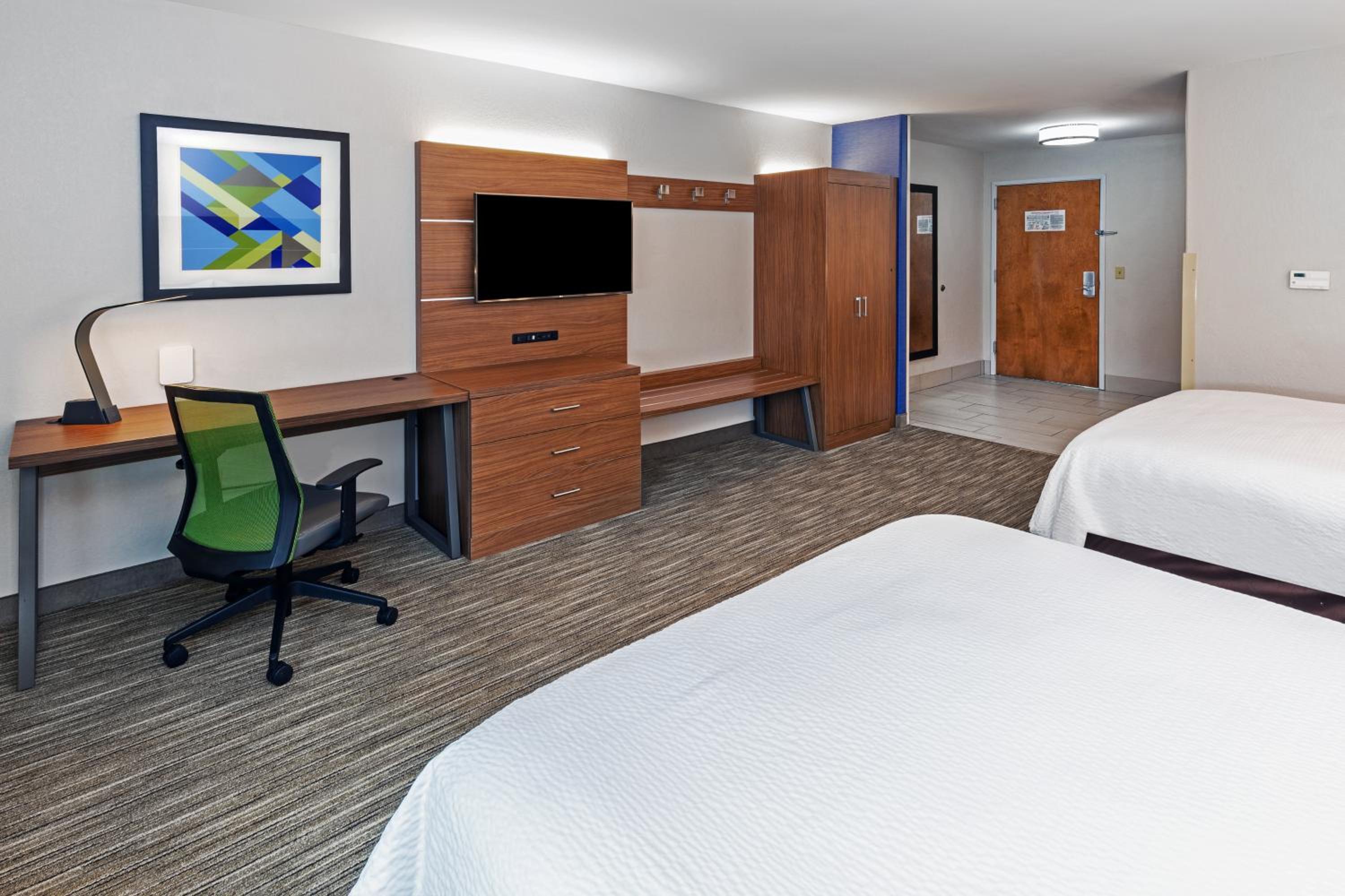 Standard Room with Two Queen Beds - Photo 5