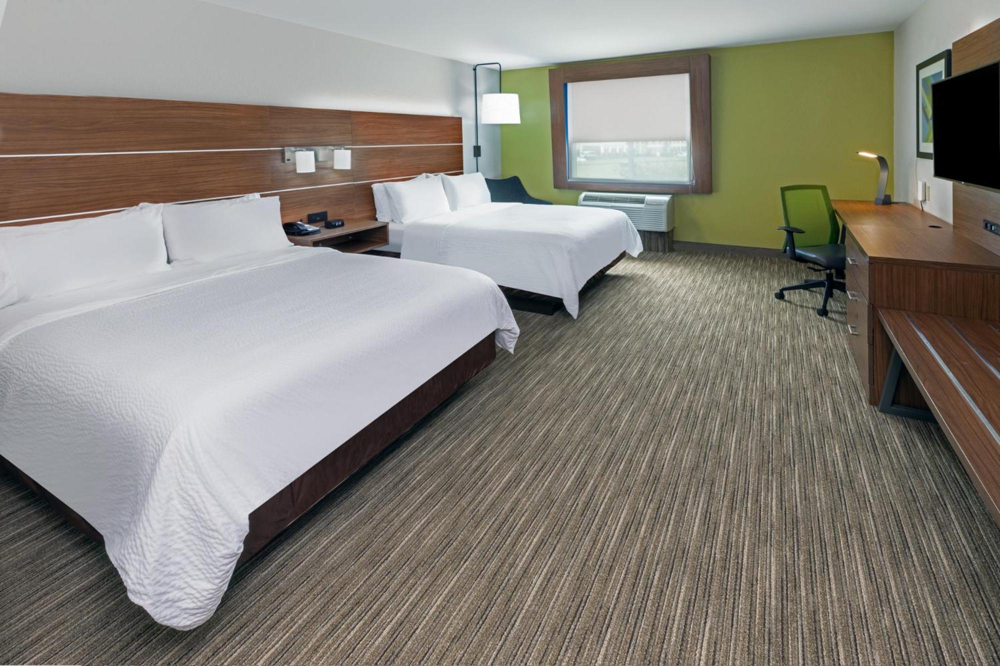 Standard Room with Two Queen Beds - Photo 4