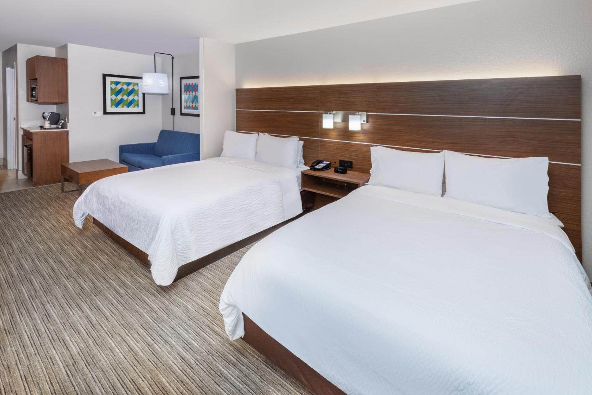 Queen Suite with Two Queen Beds and Sofa Bed - Photo 4