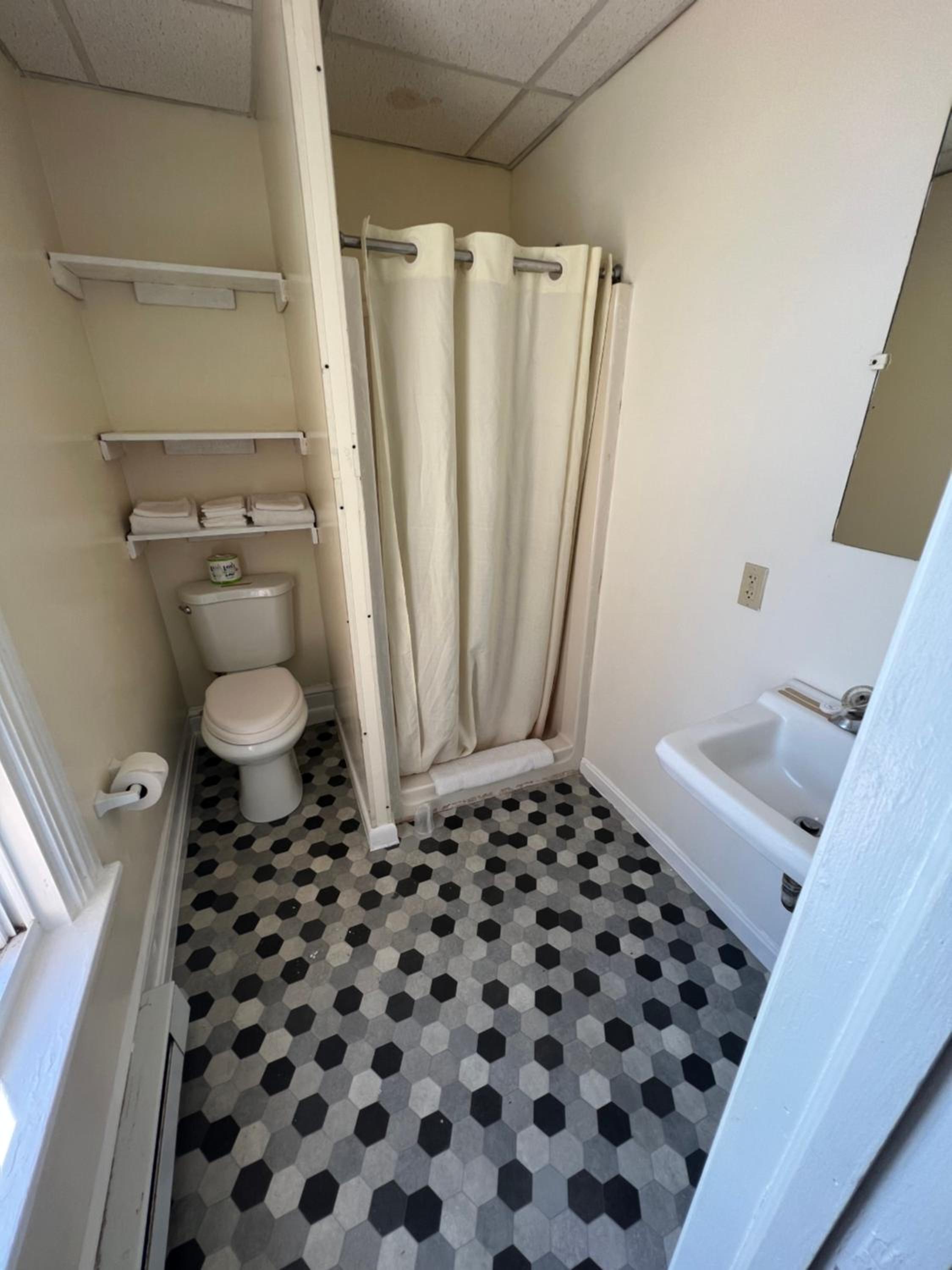 Standard Queen Room photo 3