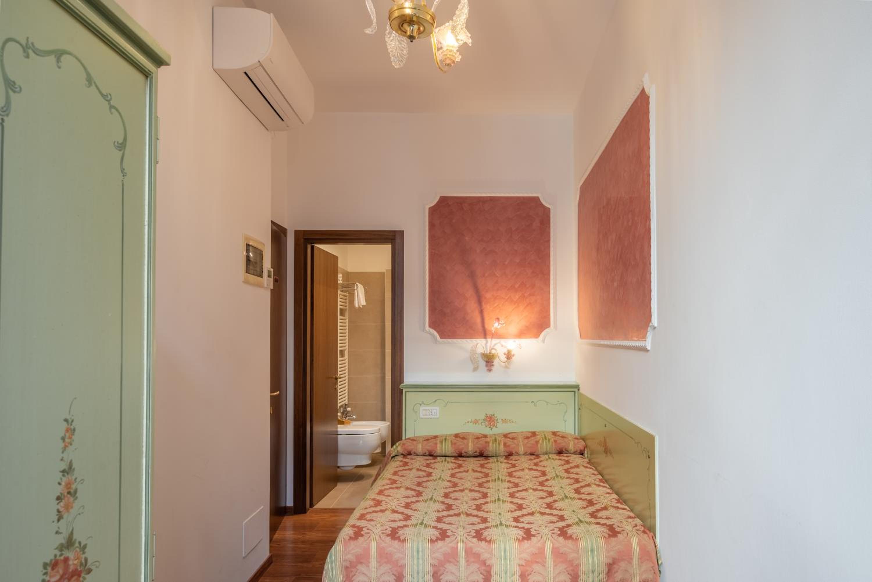 Economy Double Room with Canal View photo 2