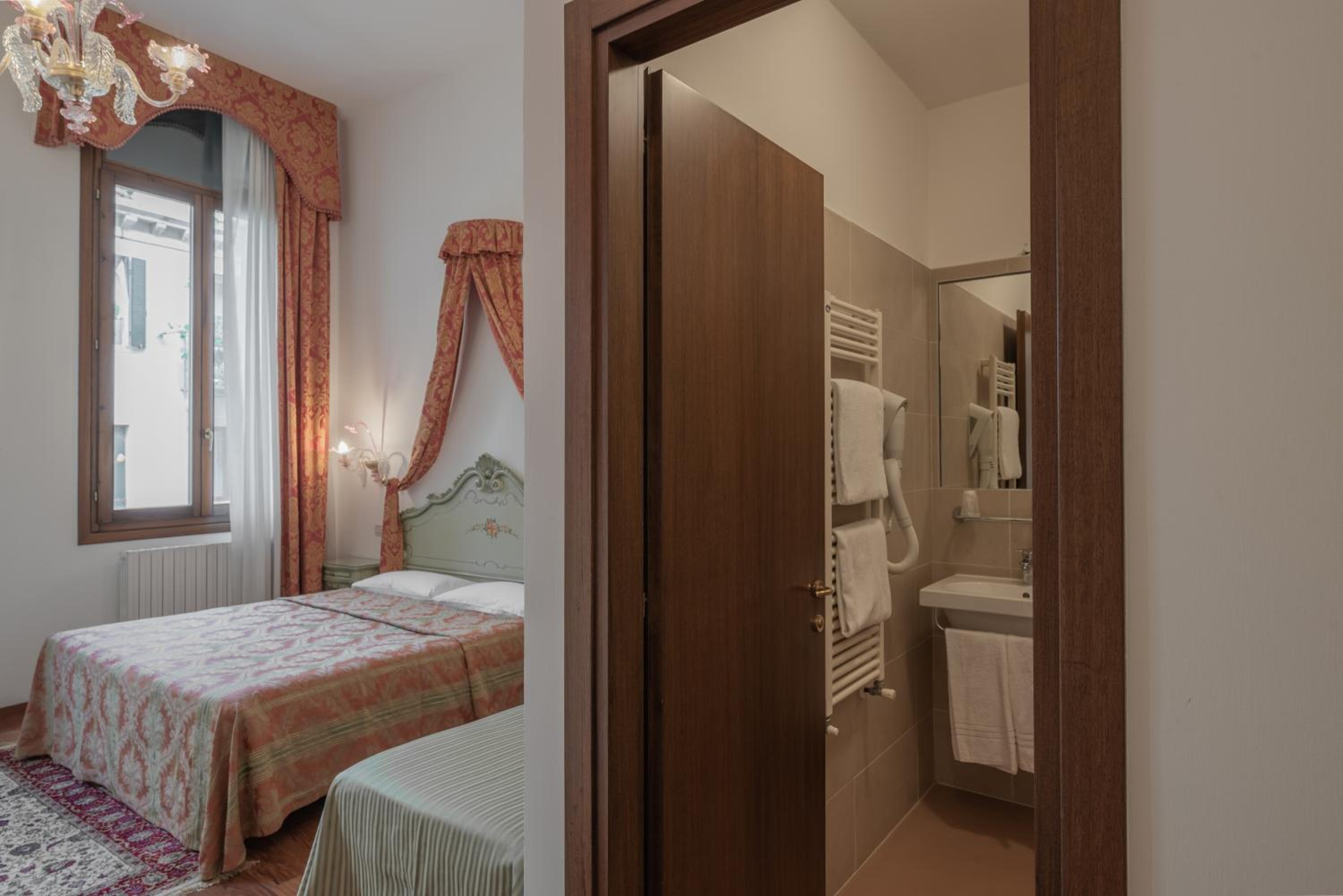 Triple Room with Canal View photo 1