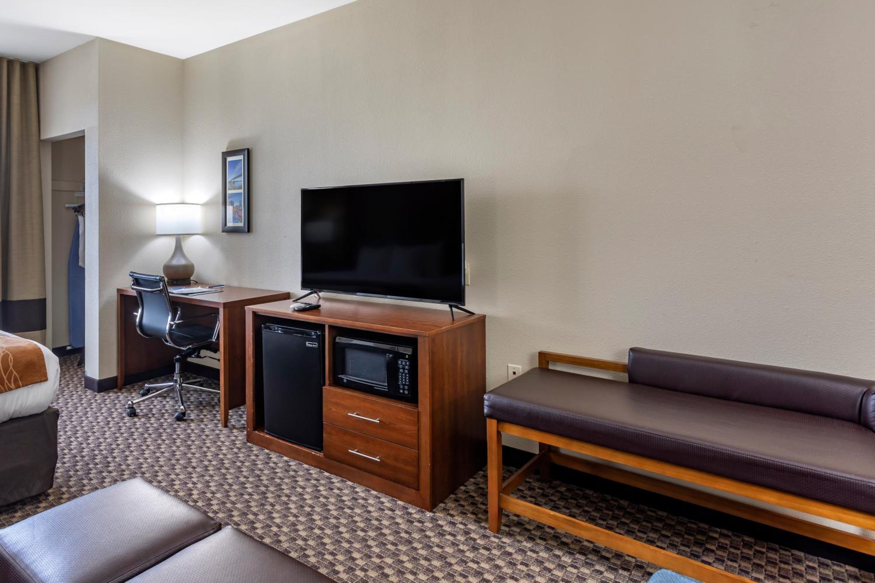 King Suite - Accessible/Non-Smoking - Photo 2