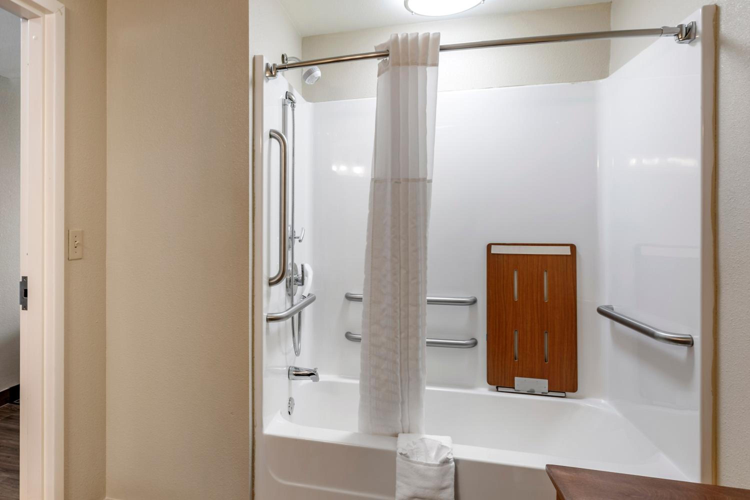 Queen Room with Two Queen Beds - Accessible/Non-Smoking  - Photo 4