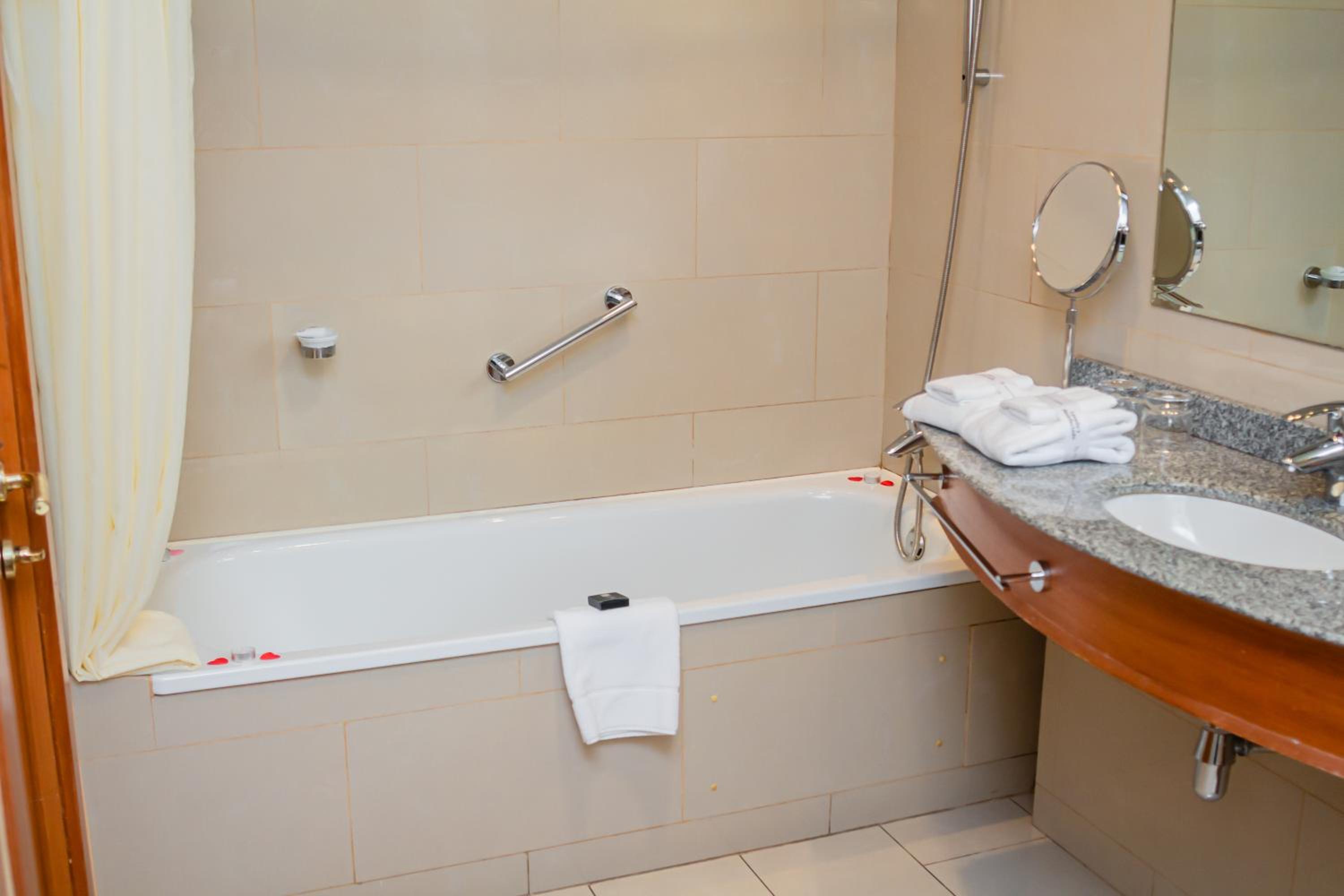 Executive Twin Room - Photo 16