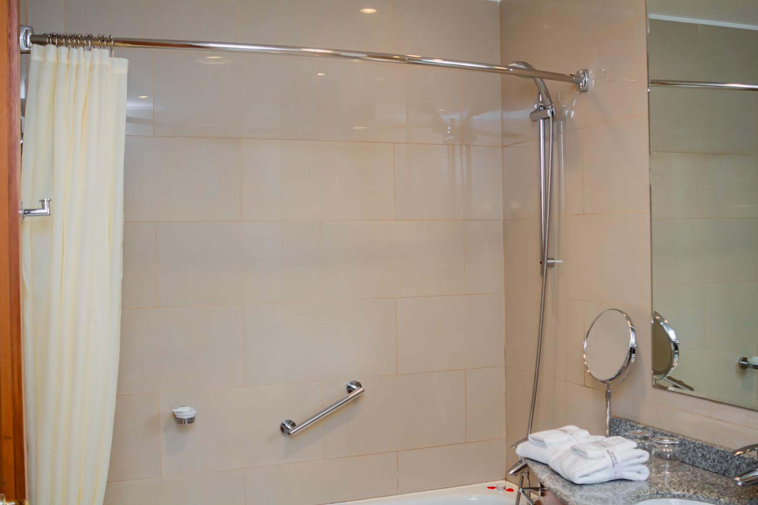 Executive Twin Room - Photo 17