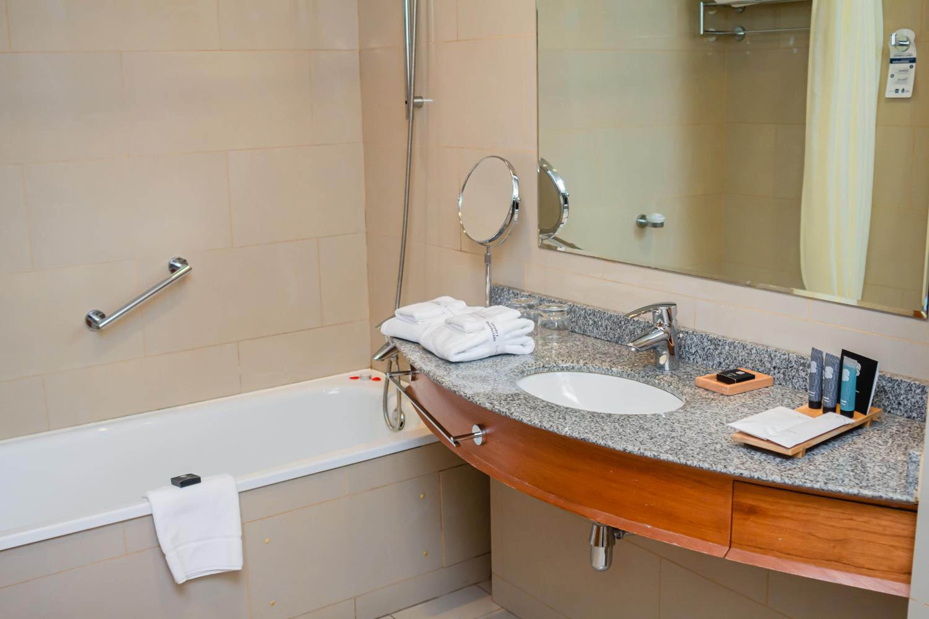 Standard Twin Room - Photo 13