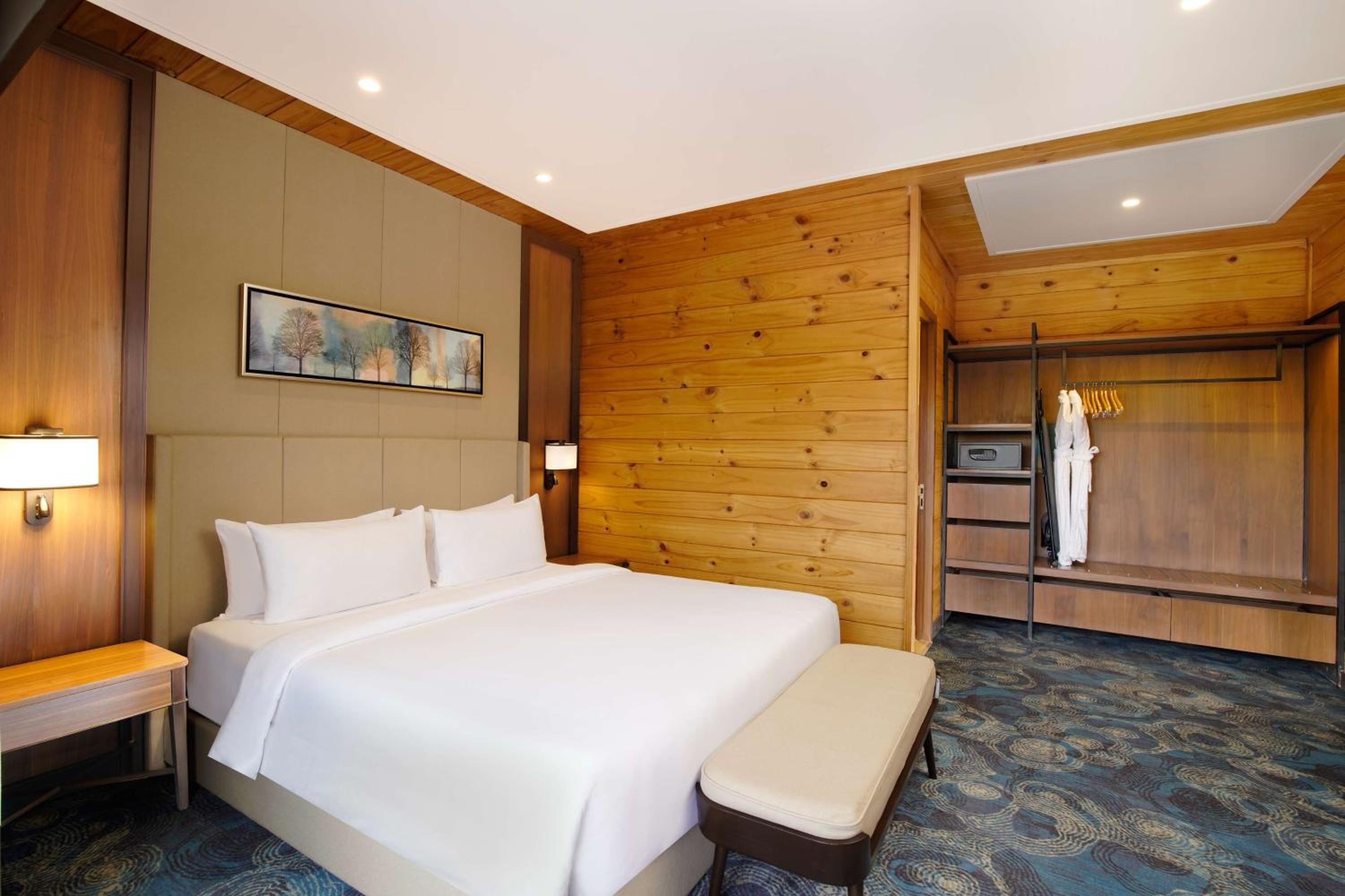 Junior Suite with Club Access - Photo 4