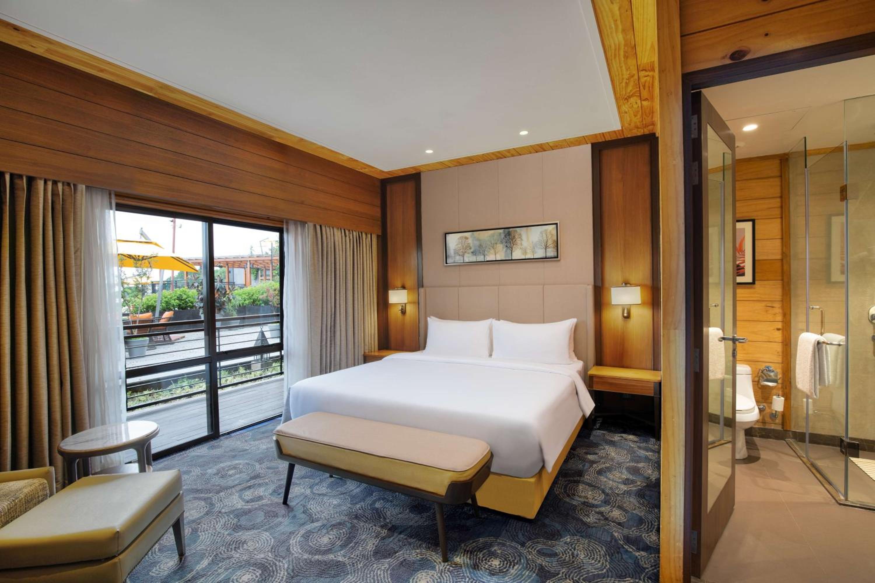 Junior Suite with Club Access - Photo 1