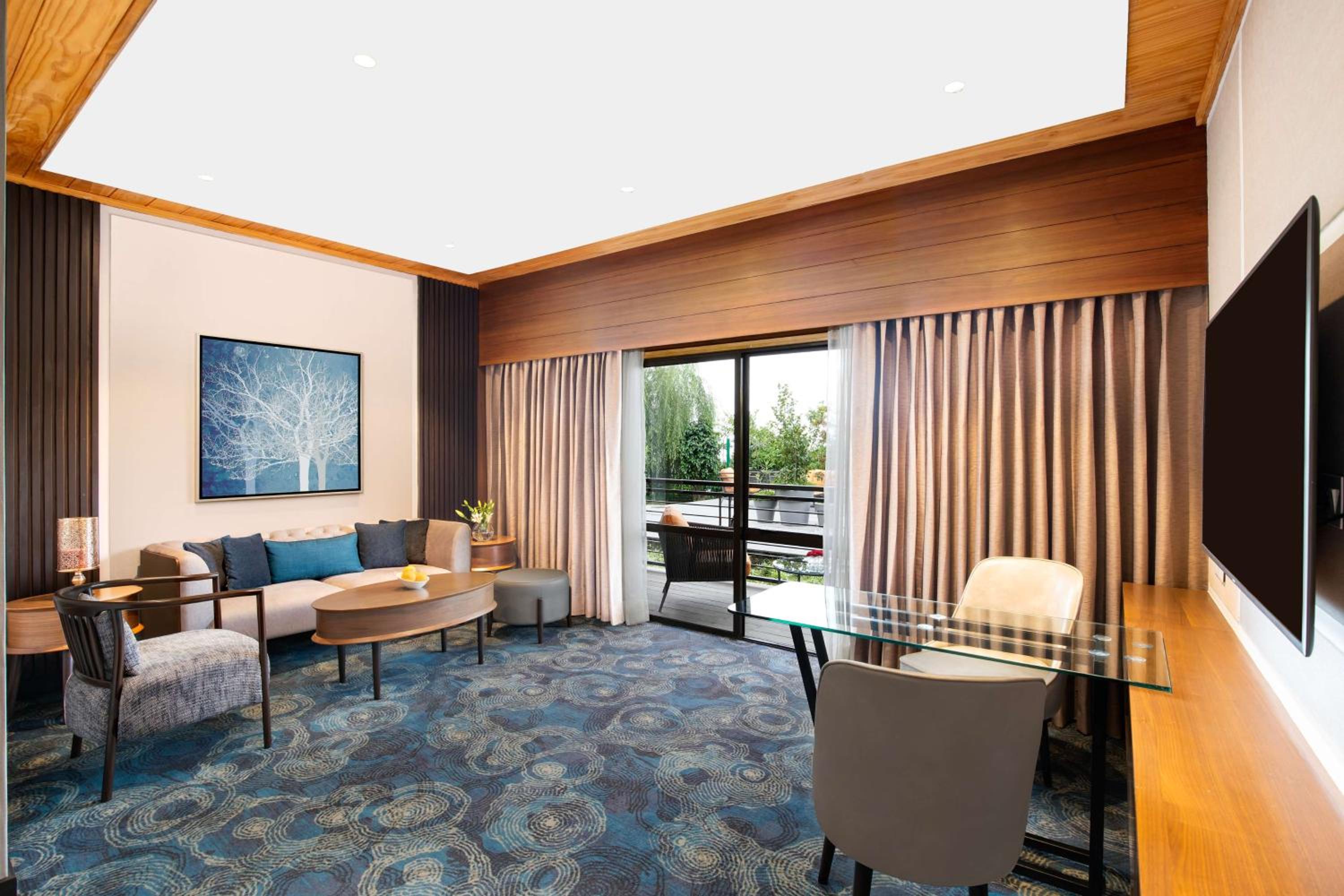 Junior Suite with Club Access - Photo 3