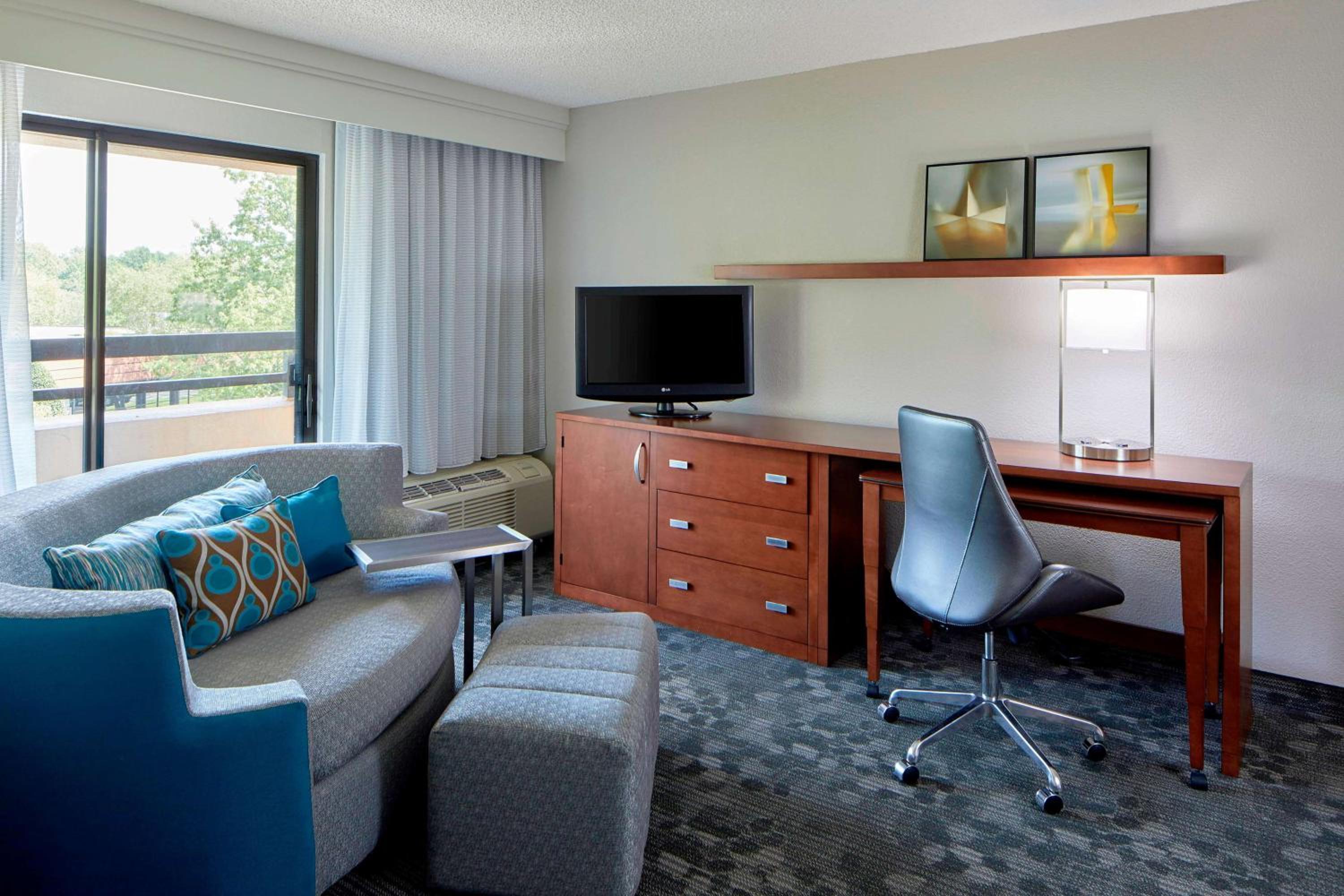 Hearing Accessible One Bedroom Suite King photo 3